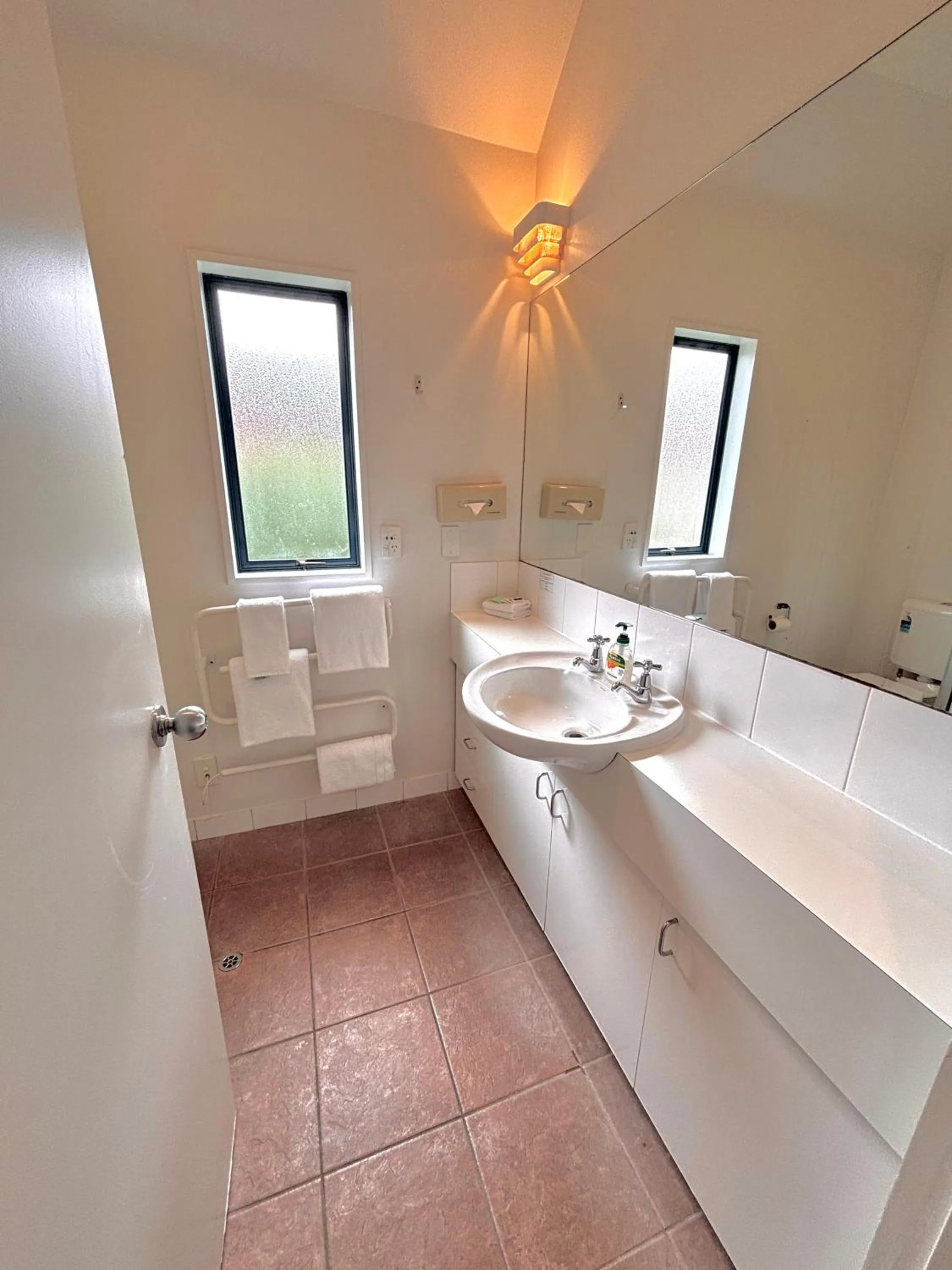 Bathroom in Bush Inn Court Motel