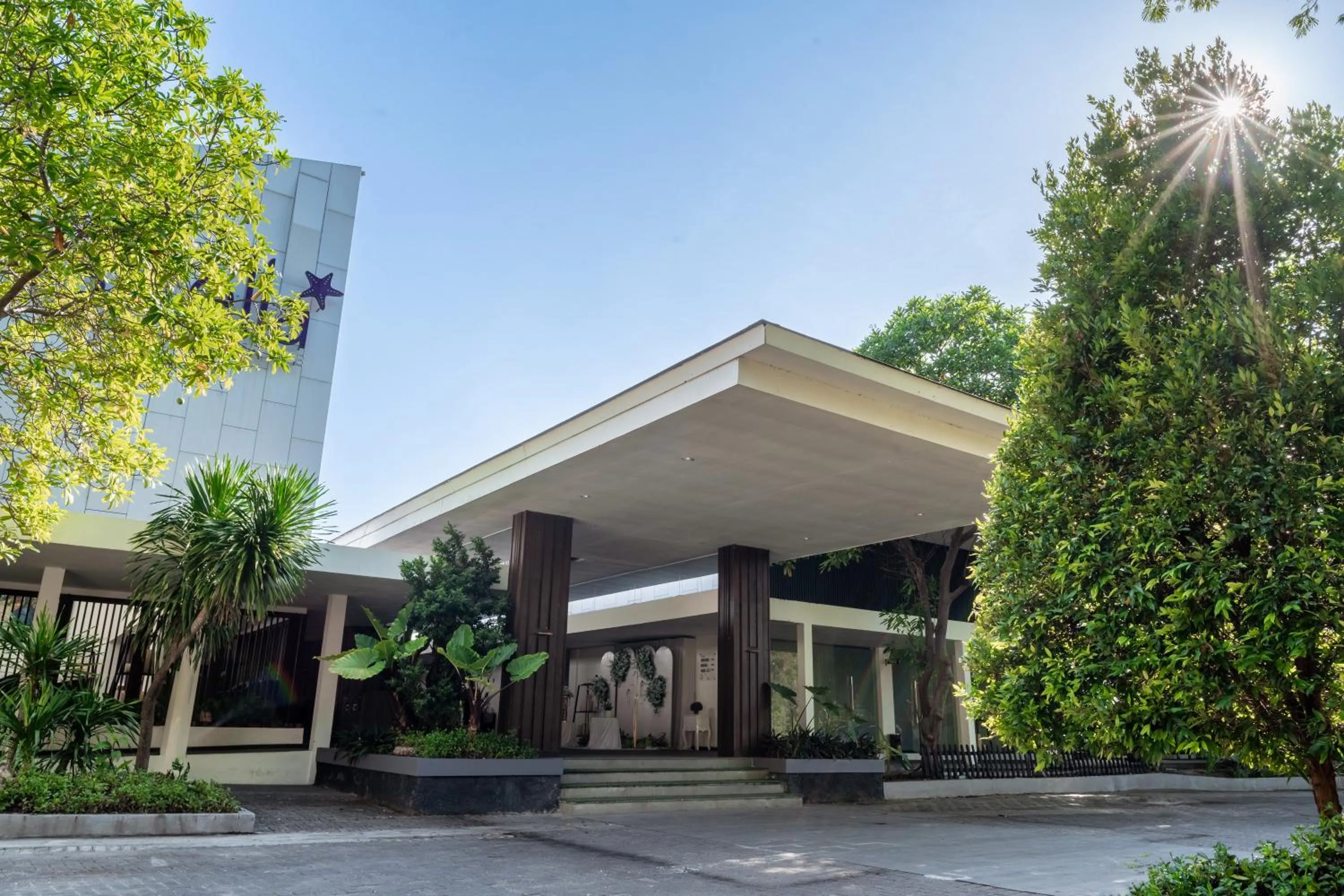 Property building in Estrella Hotel & Conference