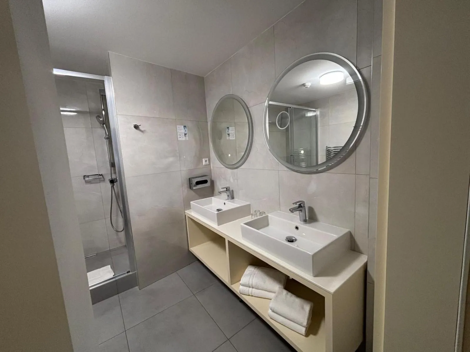 Shower in The Golden Wheel Hotel