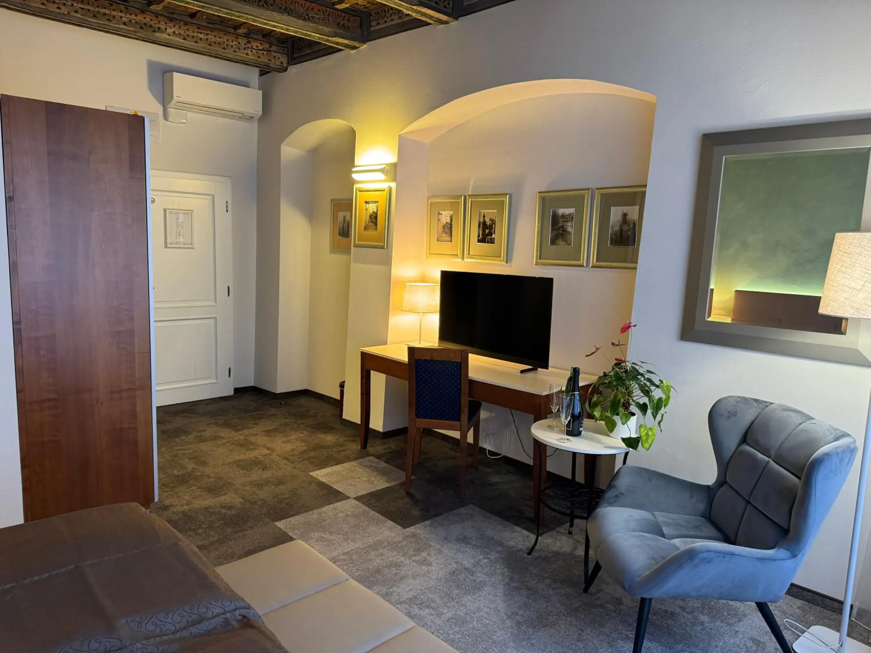 Seating area in The Golden Wheel Hotel Seating area in The Golden Wheel Hotel