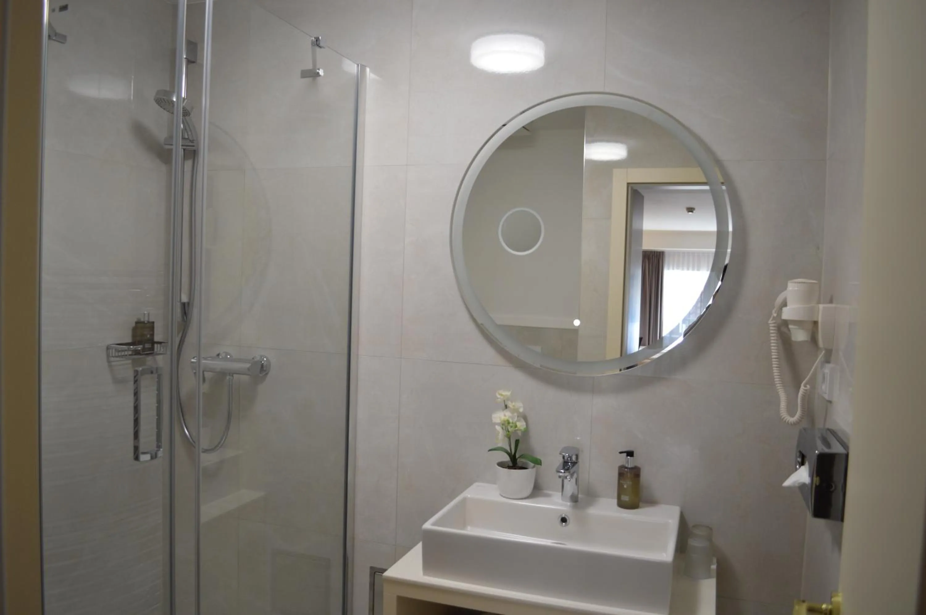 Double or Twin Room in The Golden Wheel Hotel