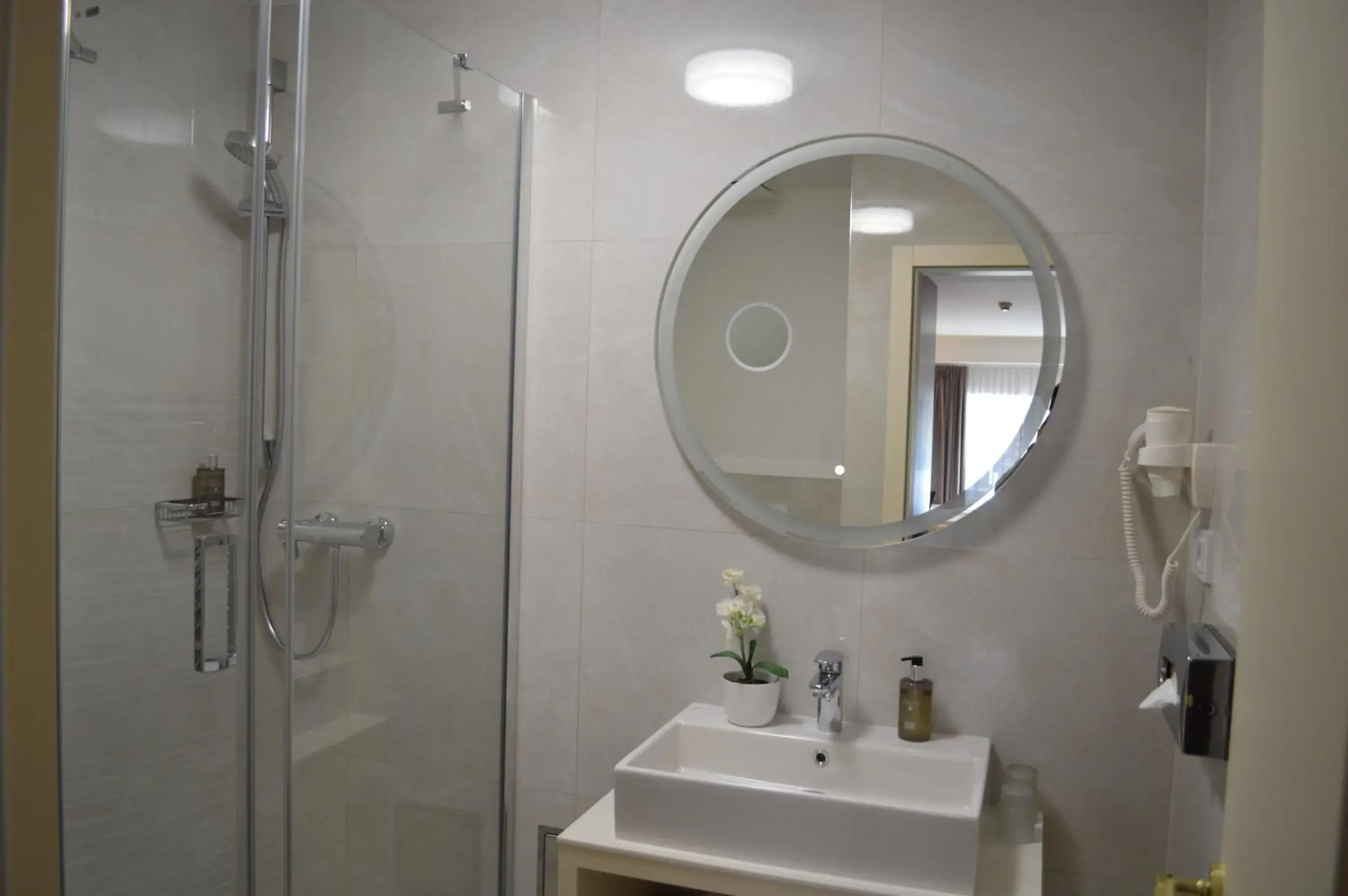 Double or Twin Room in The Golden Wheel Hotel Double or Twin Room in The Golden Wheel Hotel