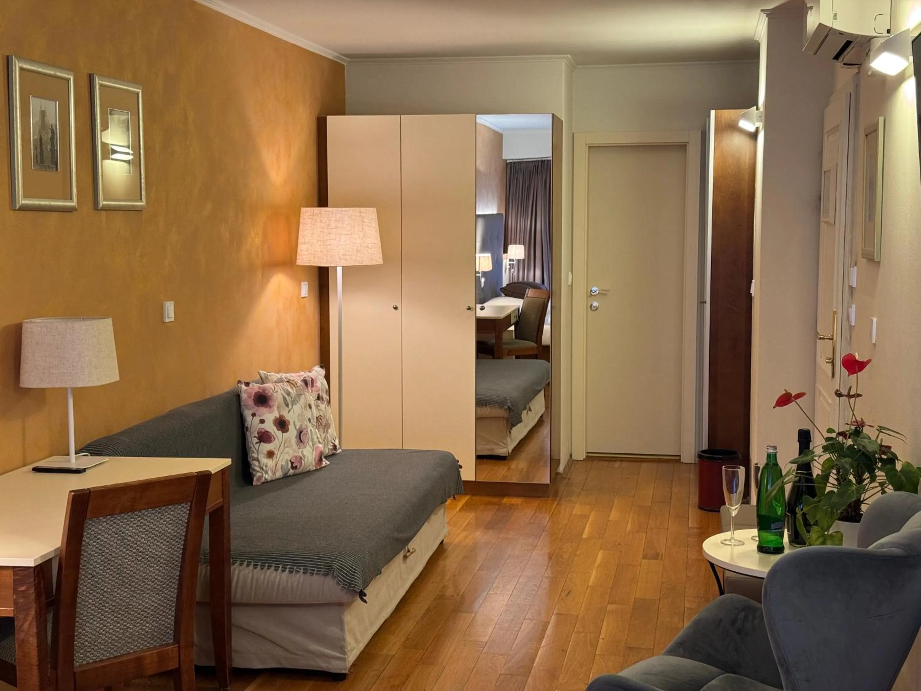 Photo of the whole room in The Golden Wheel Hotel