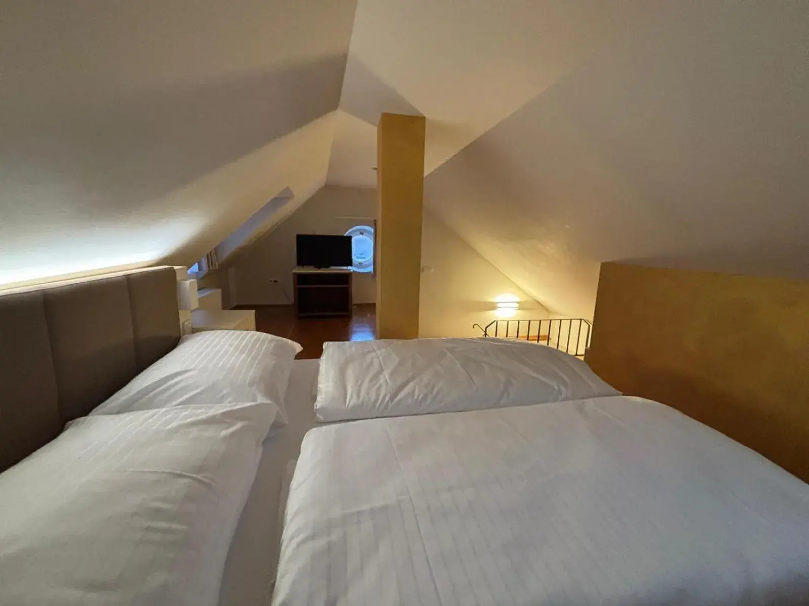 TV and multimedia, Bed in The Golden Wheel Hotel TV and multimedia, Bed in The Golden Wheel Hotel