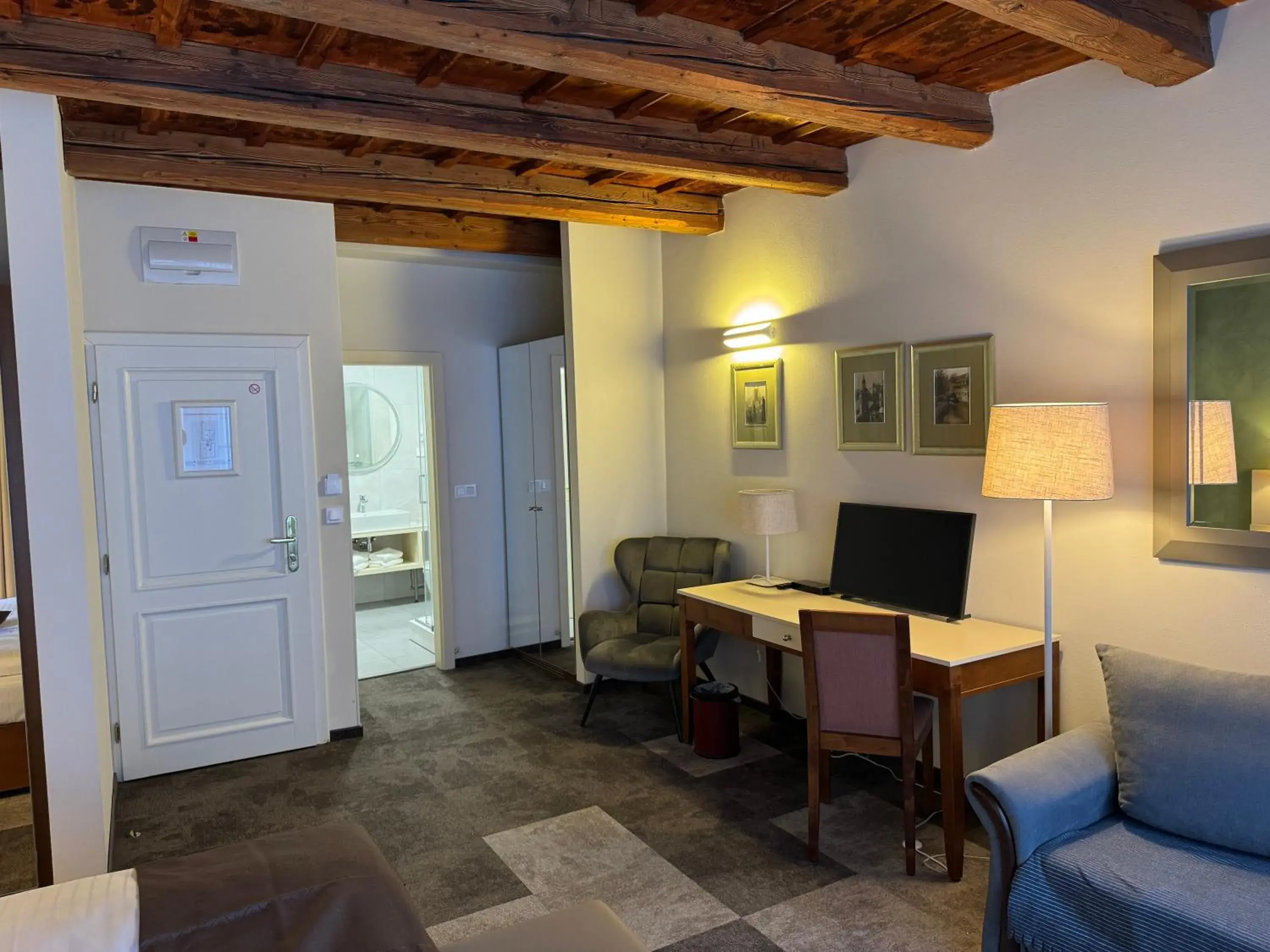 TV and multimedia in The Golden Wheel Hotel TV and multimedia in The Golden Wheel Hotel