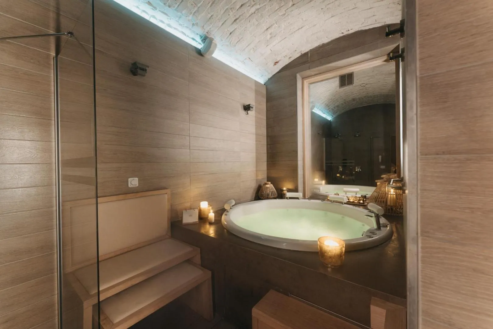 Hot Tub in Absolutum Wellness Hotel