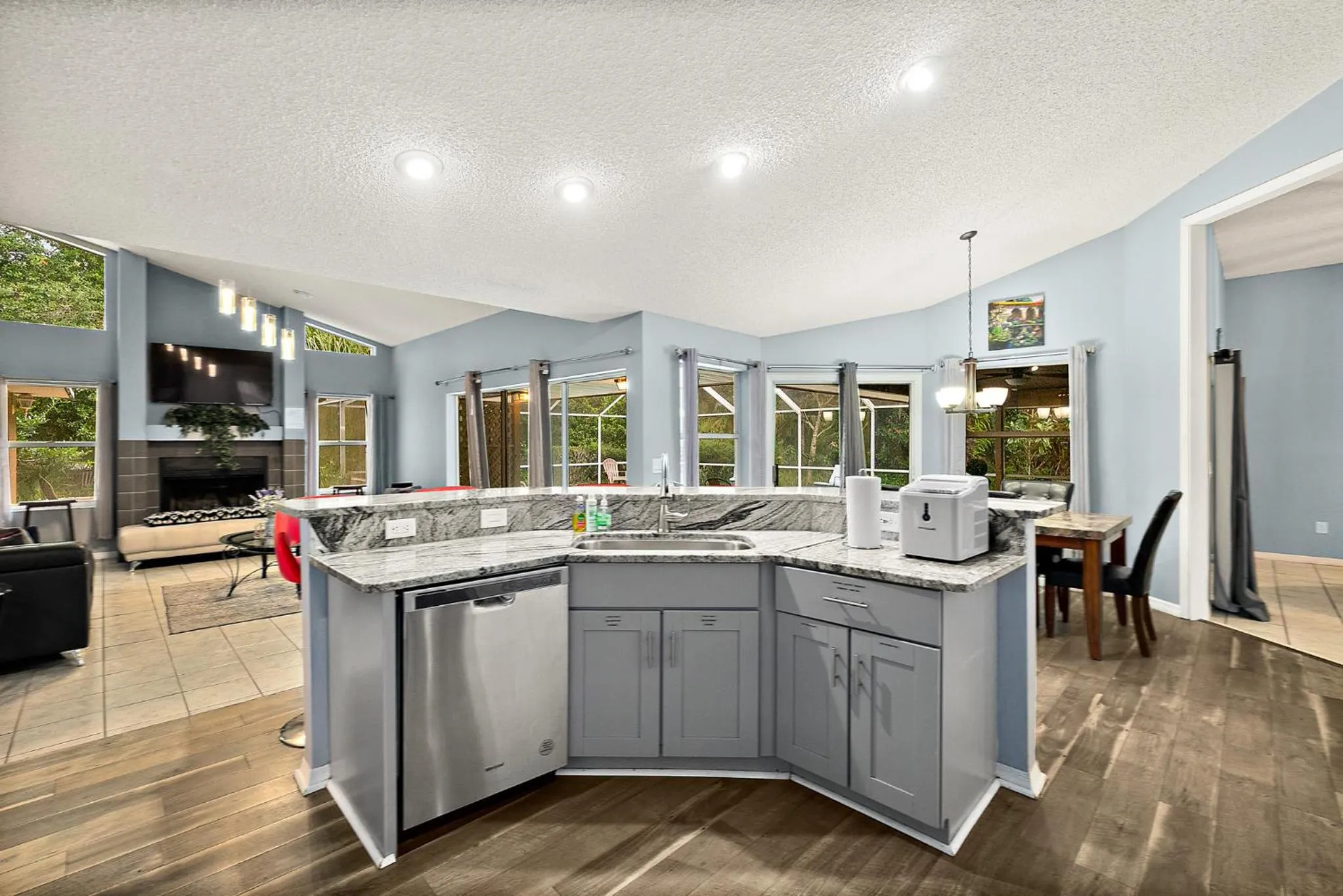 Coffee/tea facilities in Tropical Escape with Relaxing Heated Pool & Palm Breezes