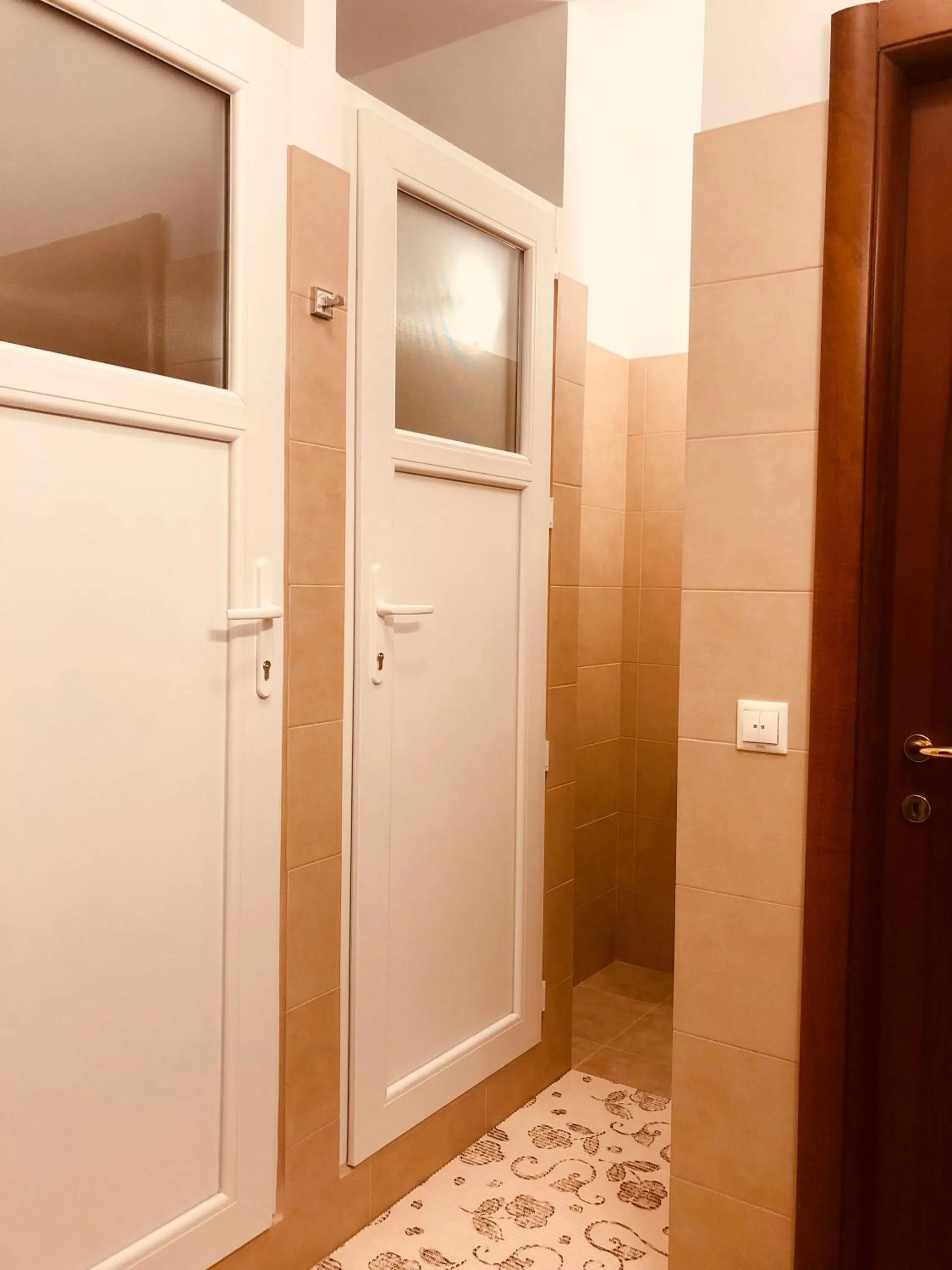 Shower in Monte Carlo Palace Rooms