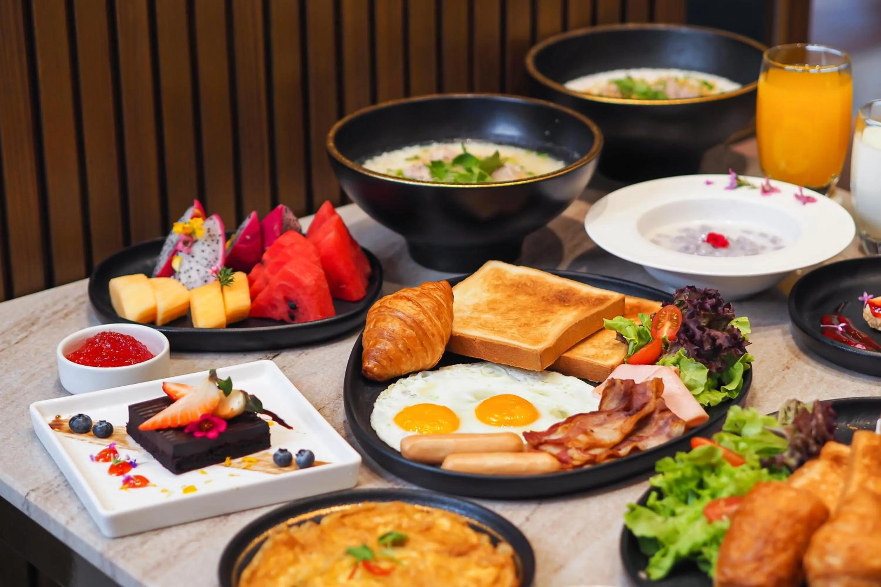 Food and drinks in Aira Hotel Bangkok Sukhumvit 11