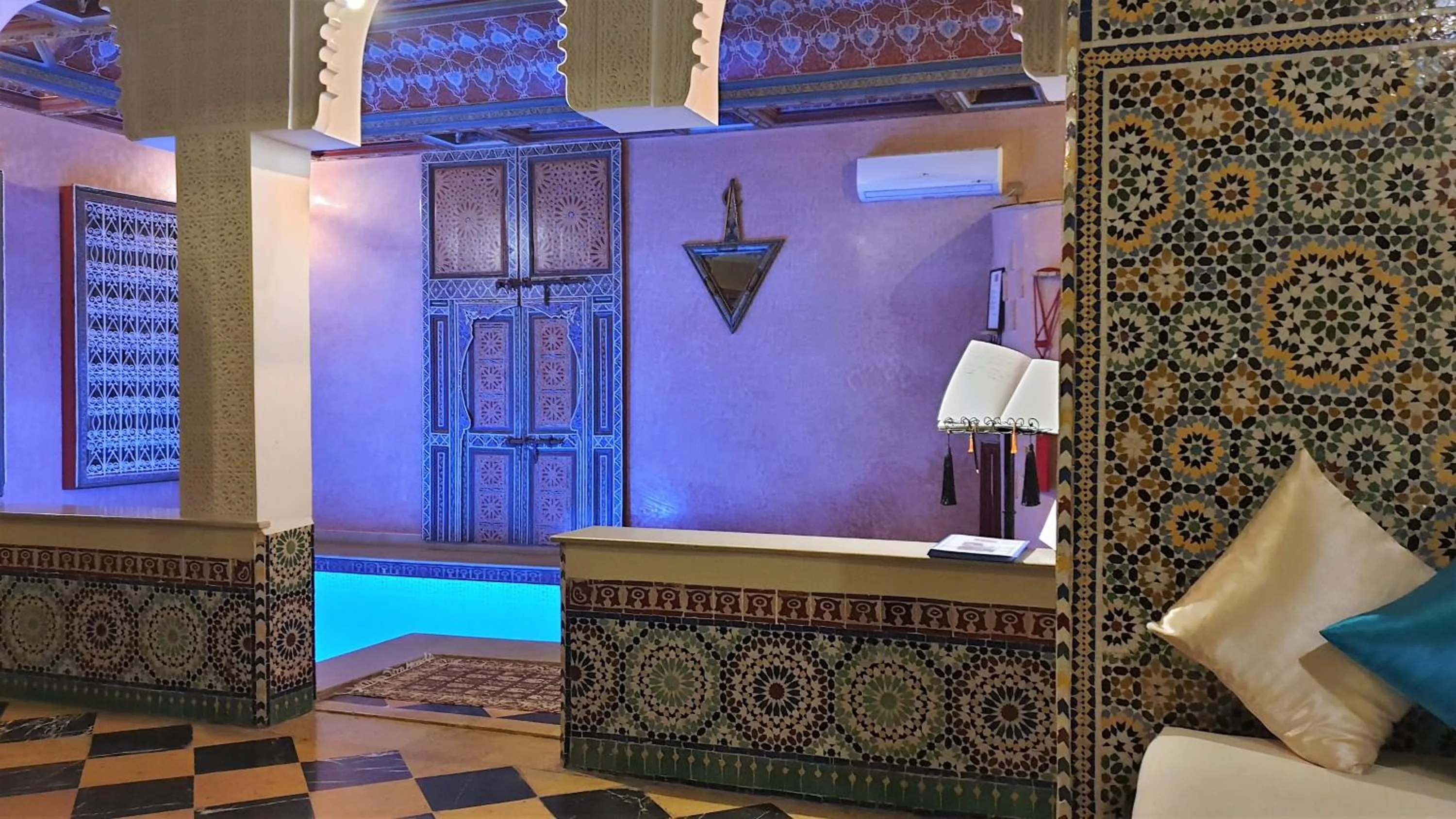 Swimming pool, Bed in Riad l'Escale de Marrakech