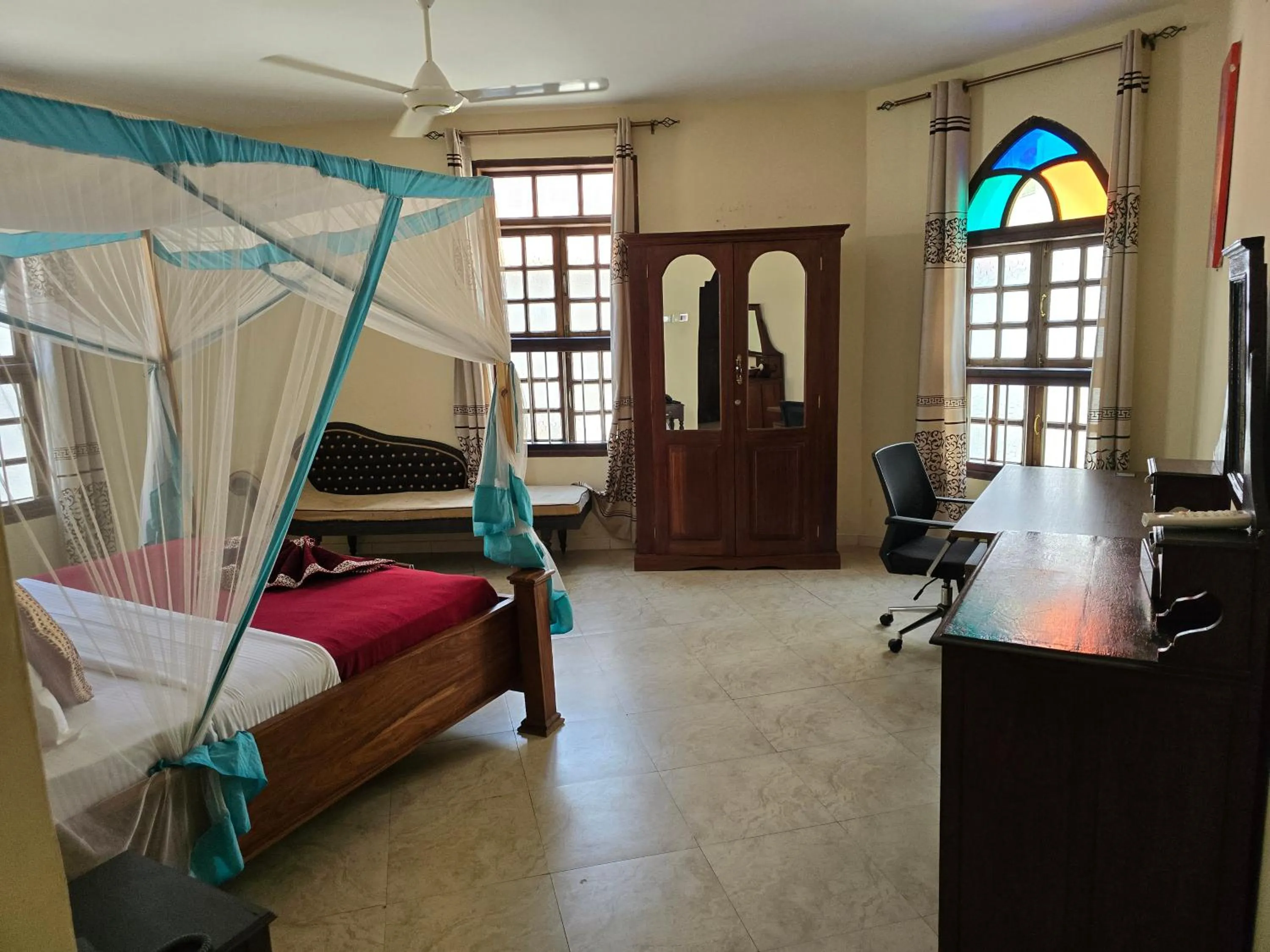 Photo of the whole room, Bed in Dhow Palace Hotel