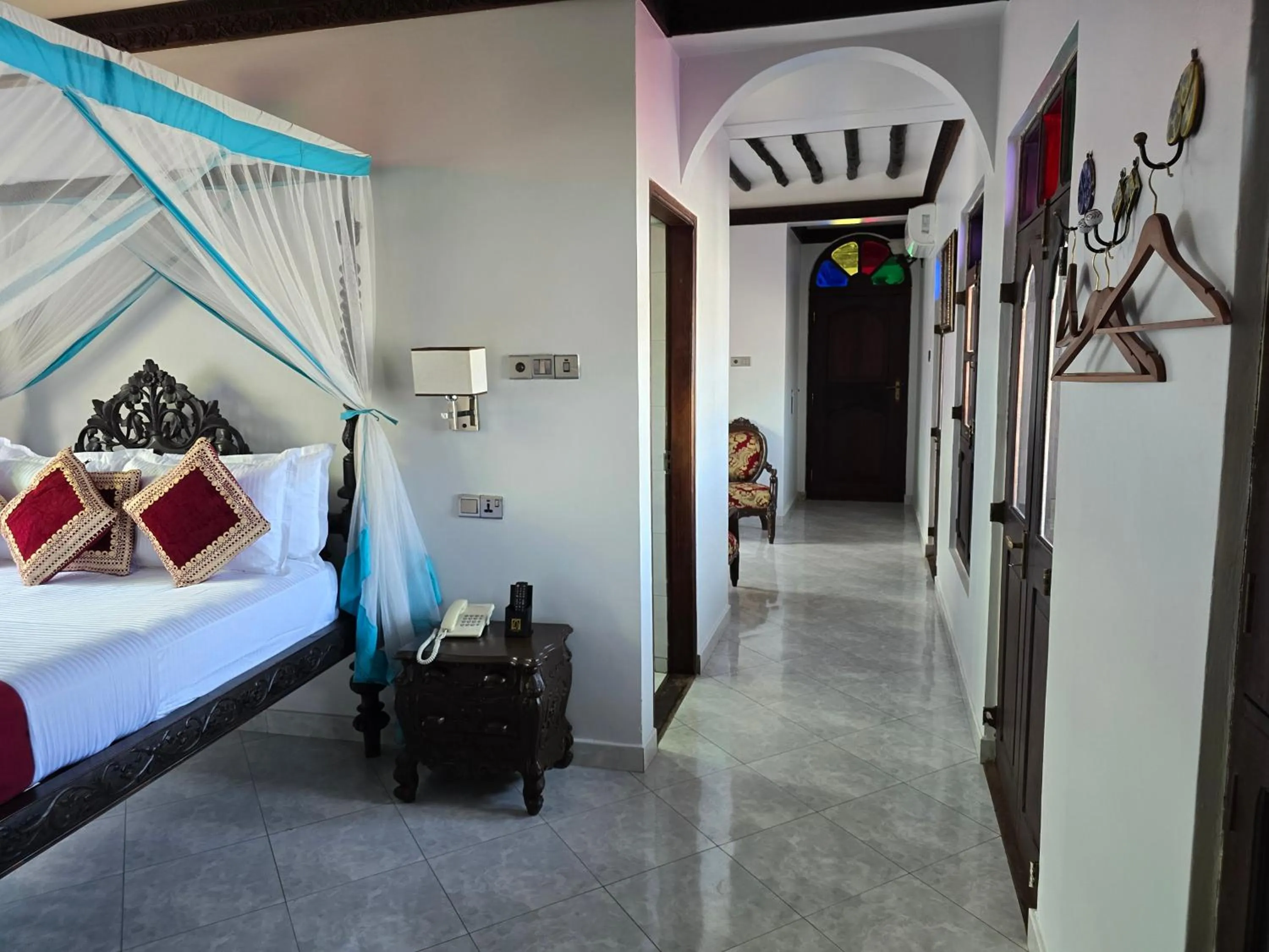 Photo of the whole room, Bed in Dhow Palace Hotel