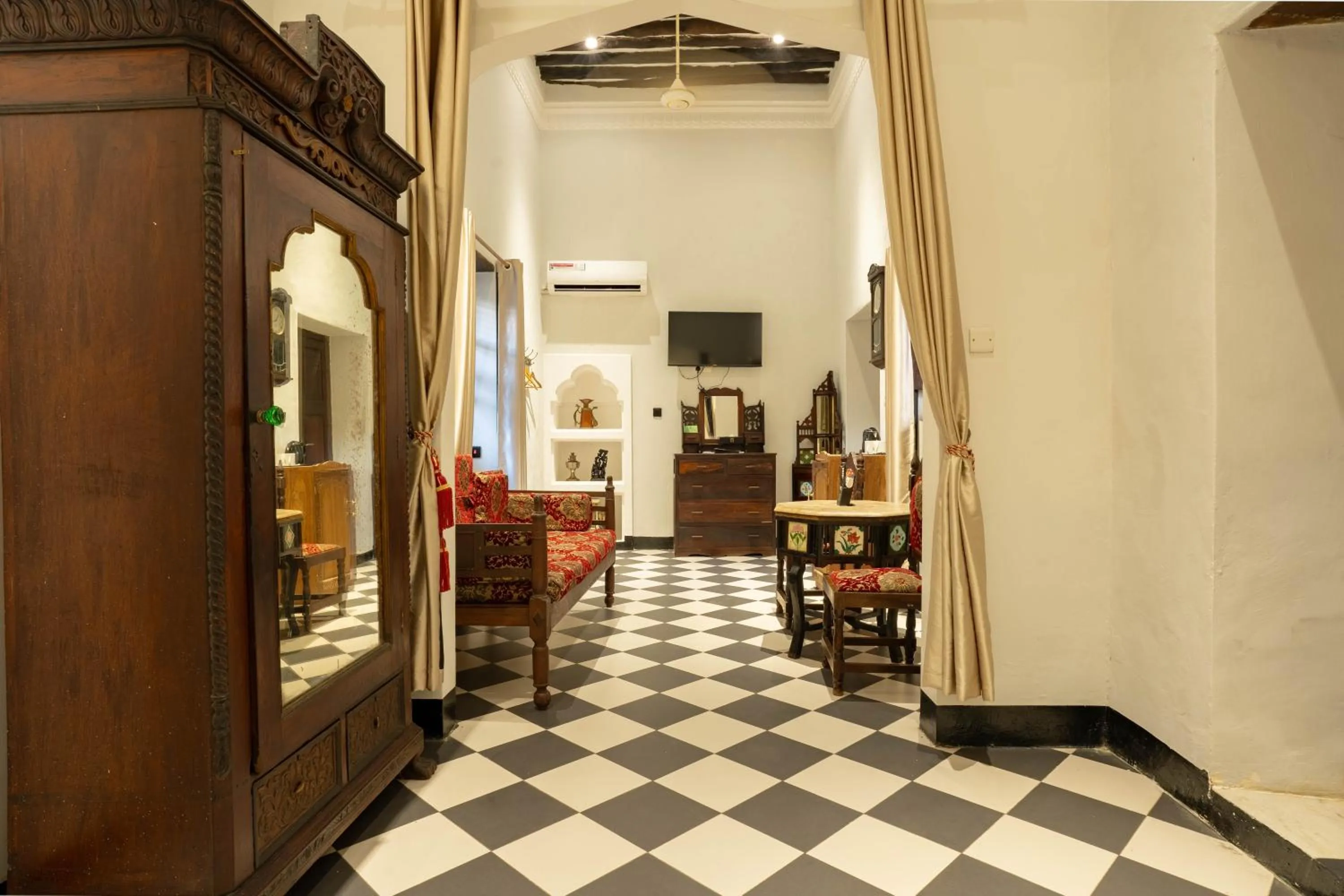 Dhow Palace Hotel