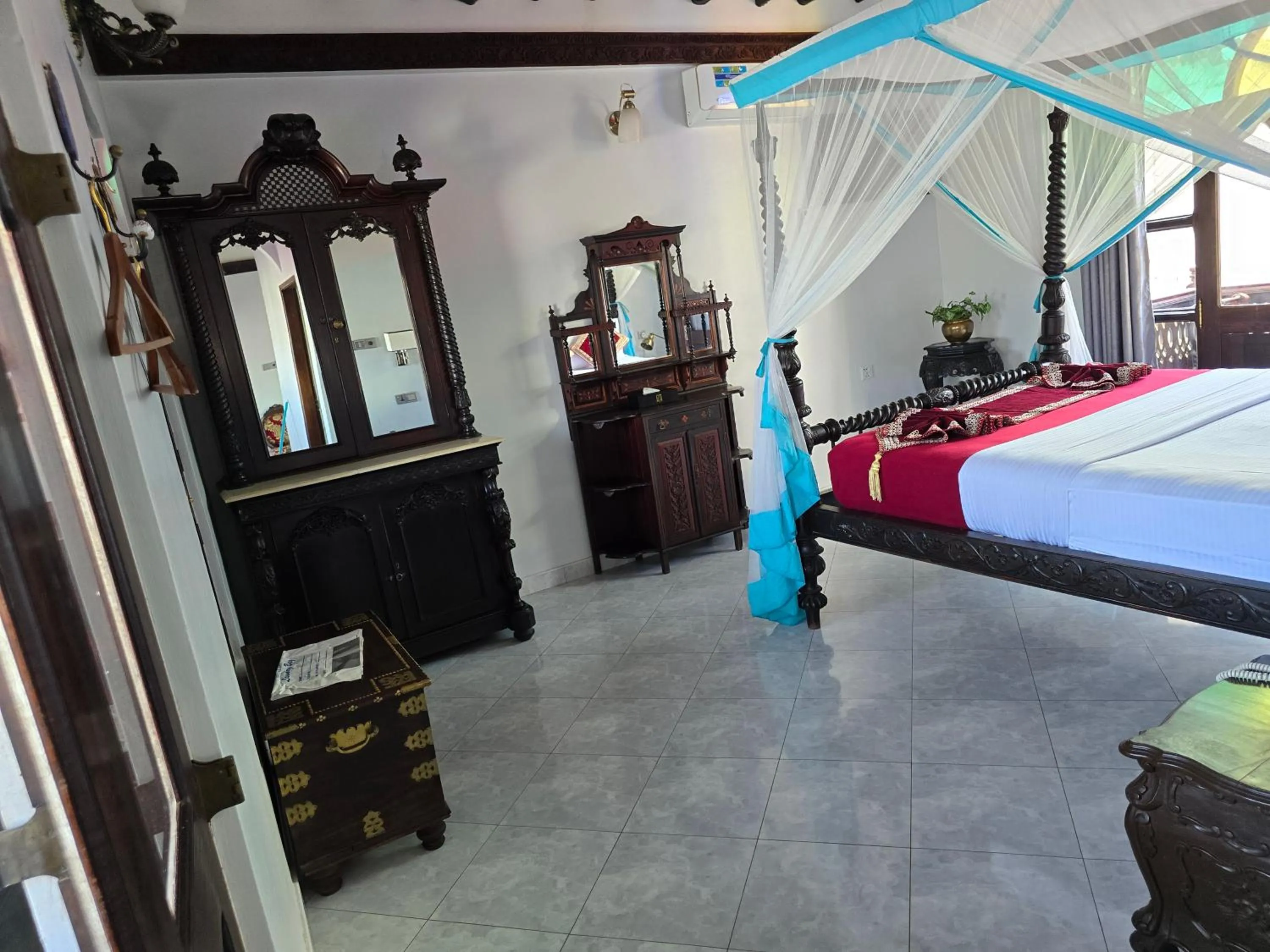 Photo of the whole room, Bed in Dhow Palace Hotel