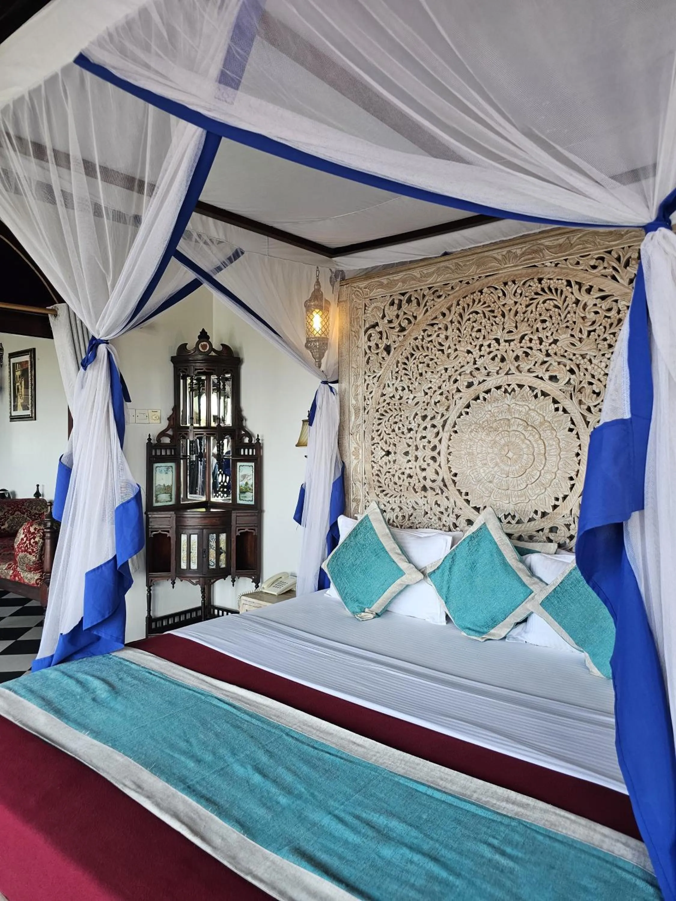 Bed in Dhow Palace Hotel