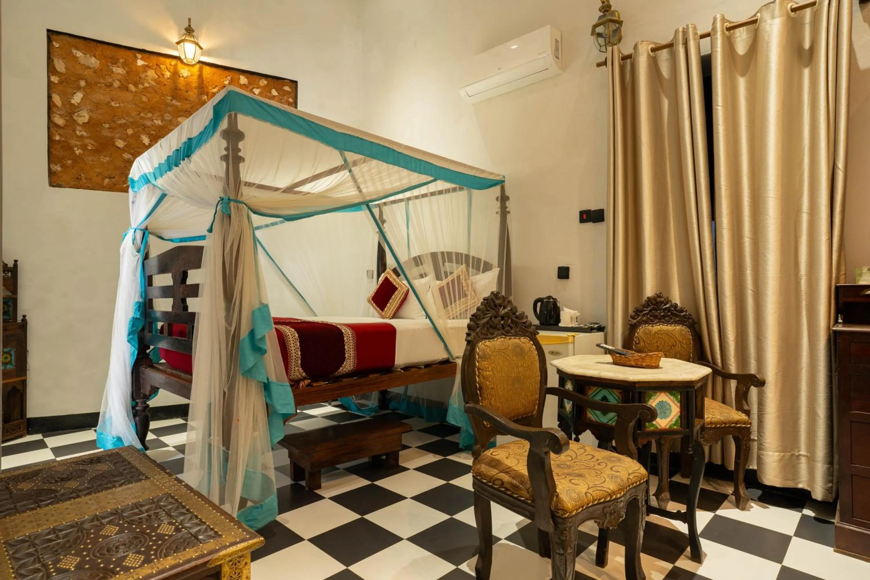 Dhow Palace Hotel