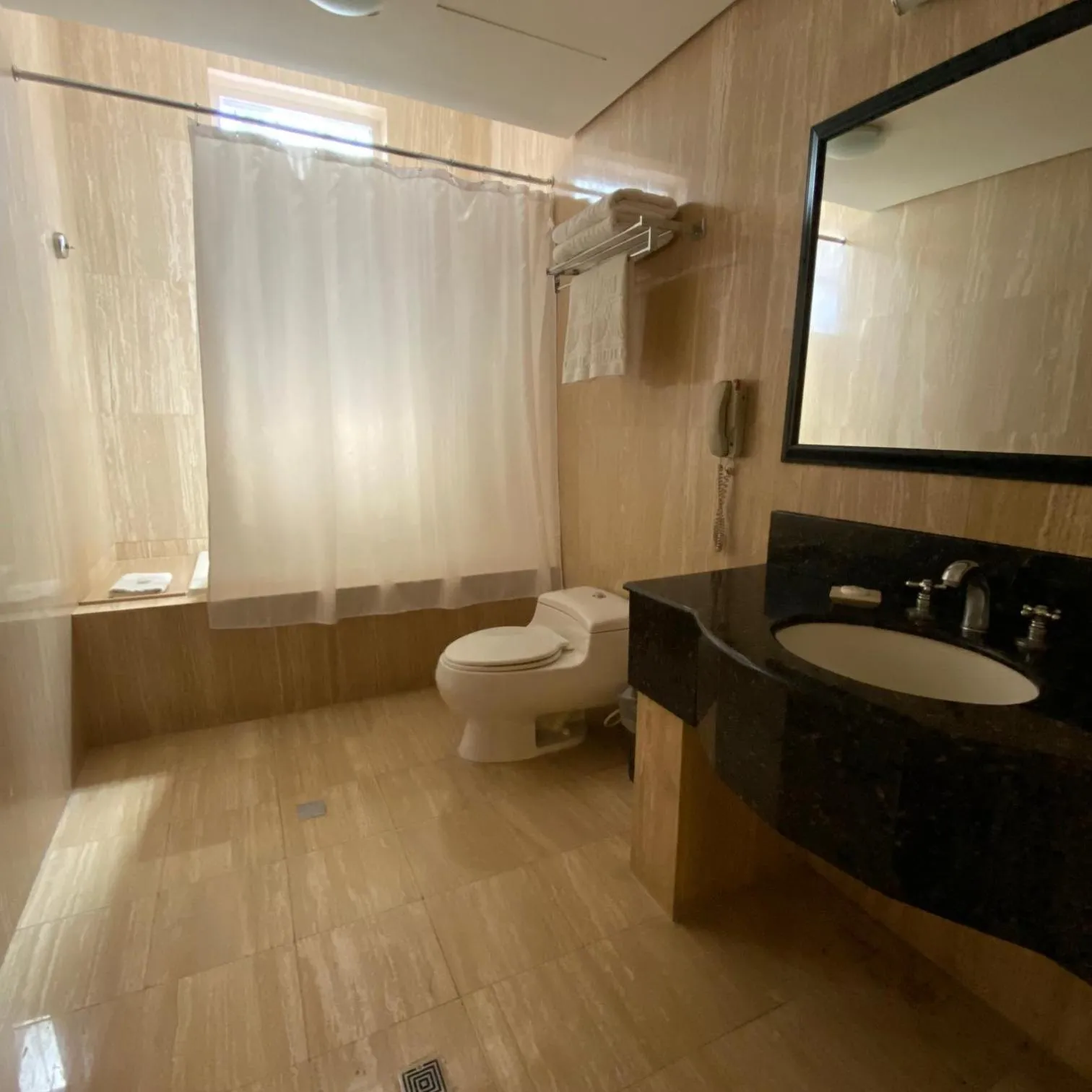 Bathroom in Eurobuilding Express Maracay