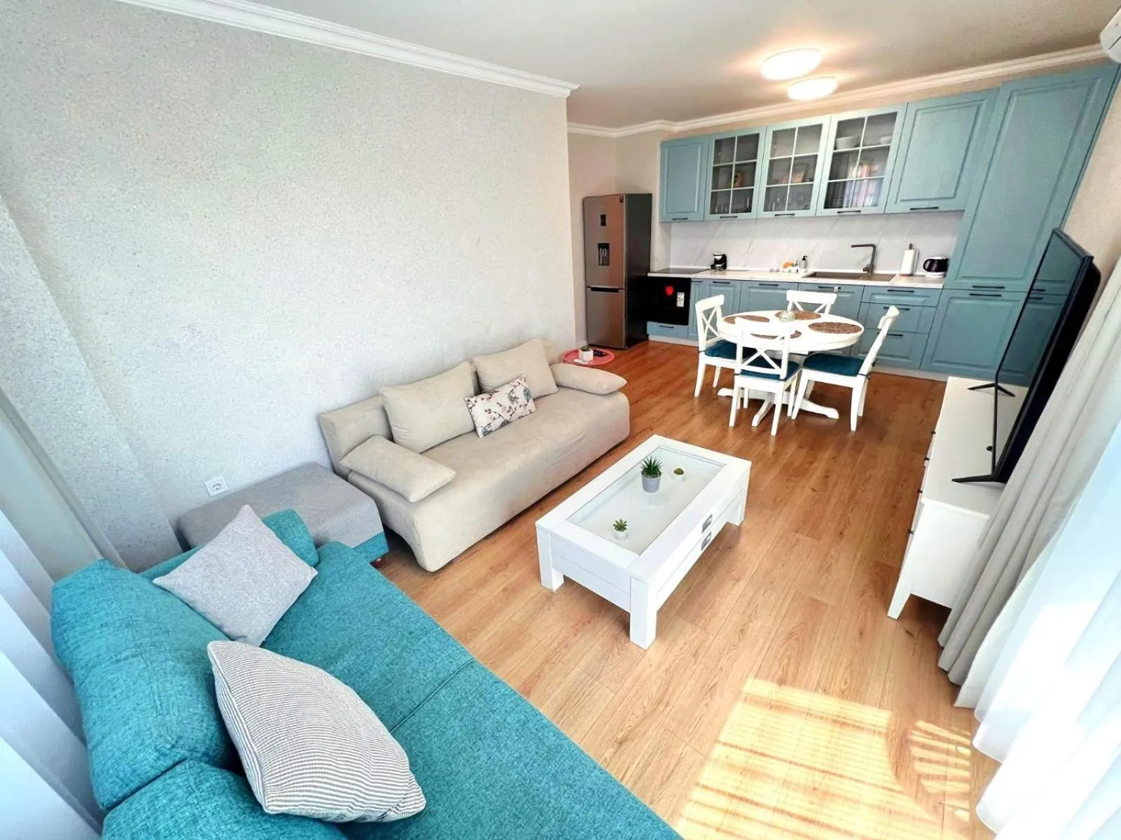 Communal lounge/ TV room in PAPAYA APARTMENTS