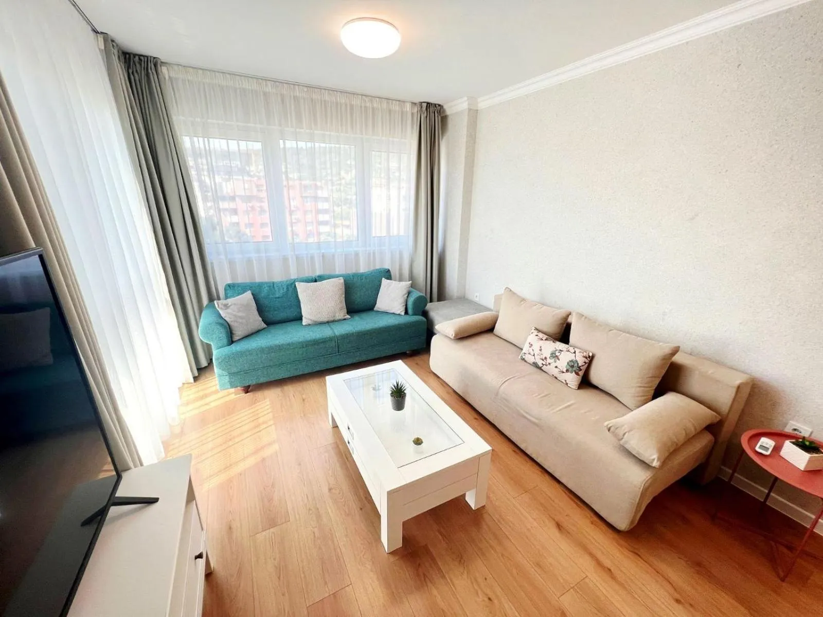 Communal lounge/ TV room in PAPAYA APARTMENTS