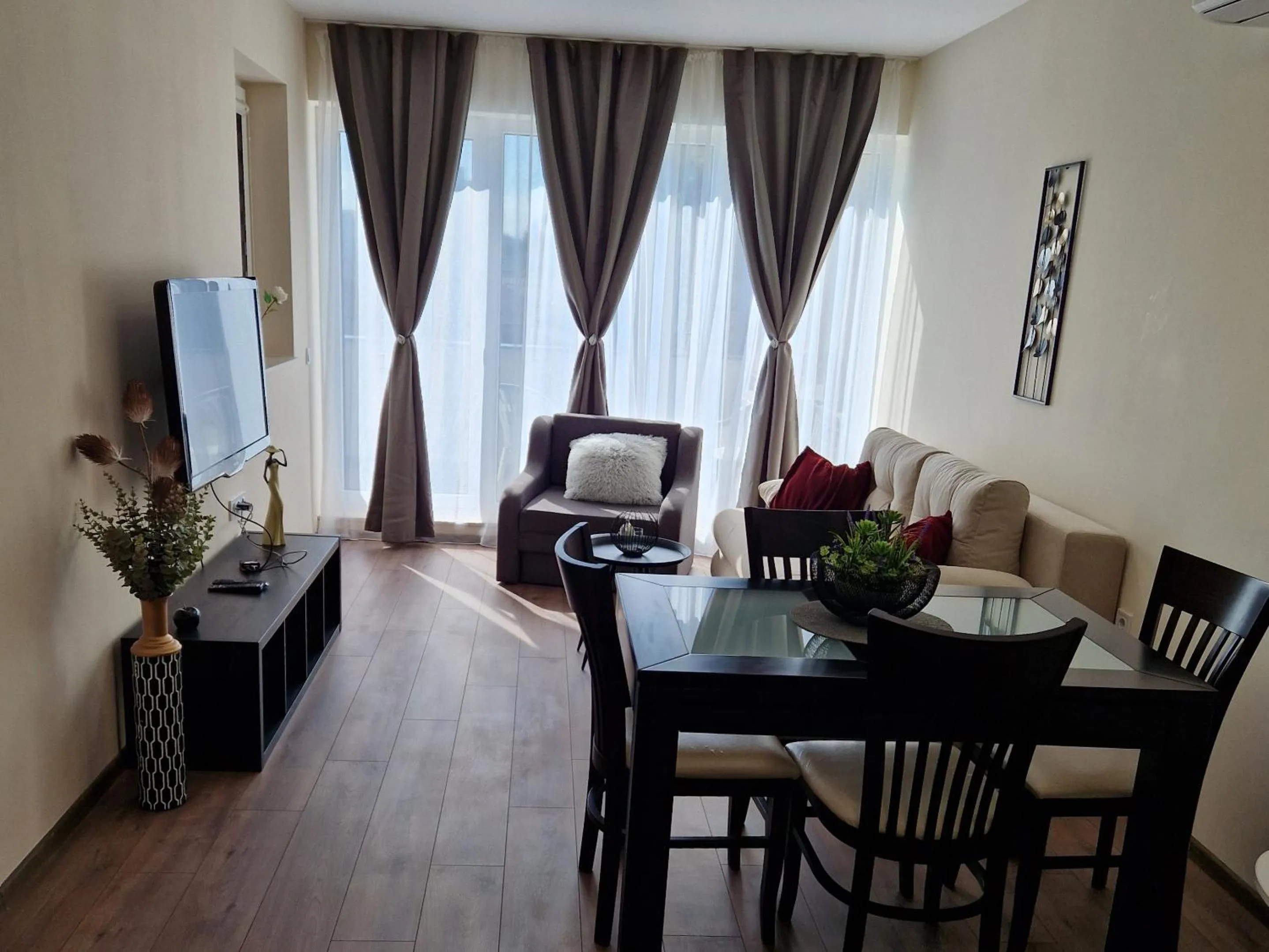 Communal lounge/ TV room in PAPAYA APARTMENTS