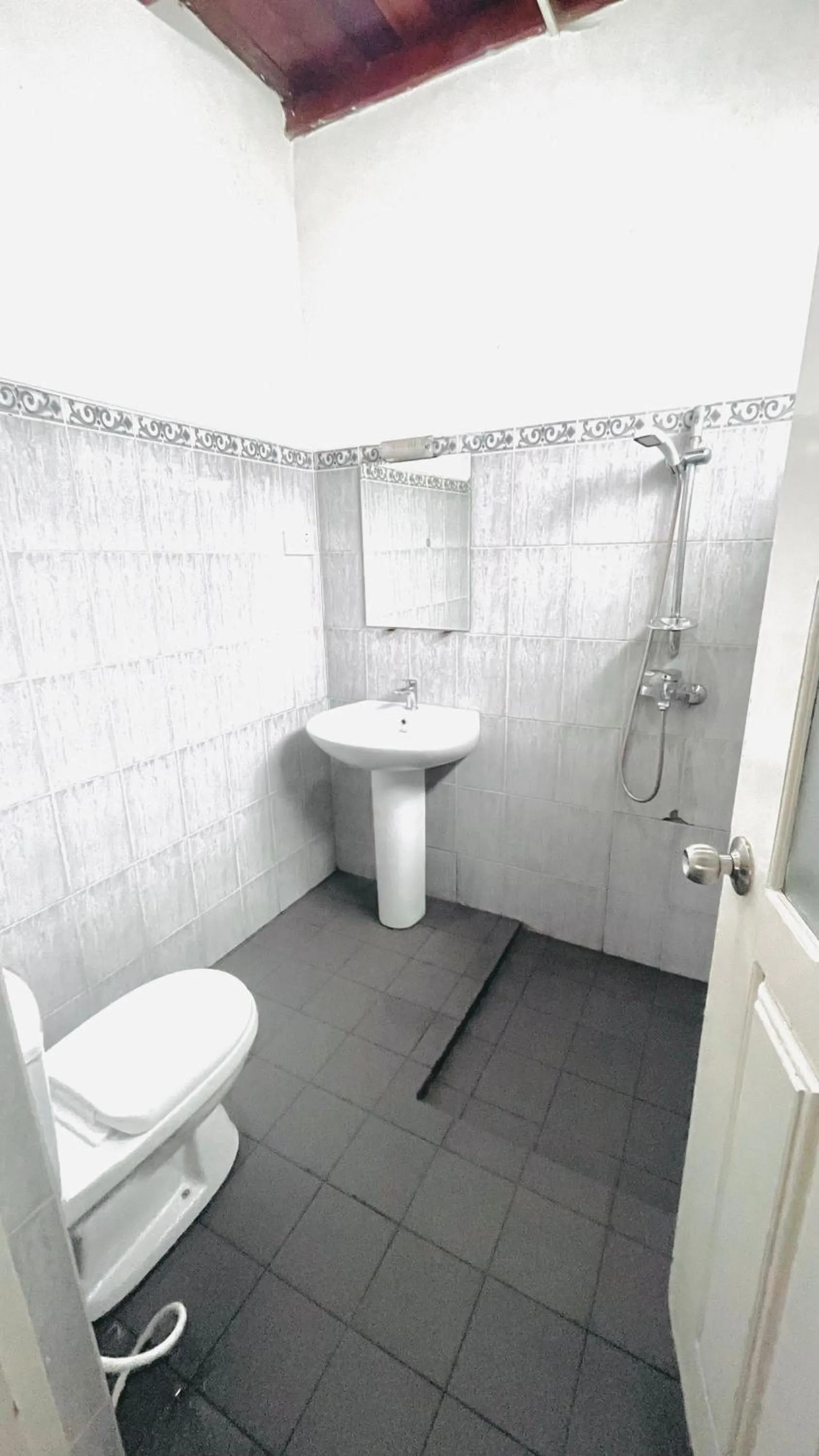 Toilet in Maha Royal Hotel