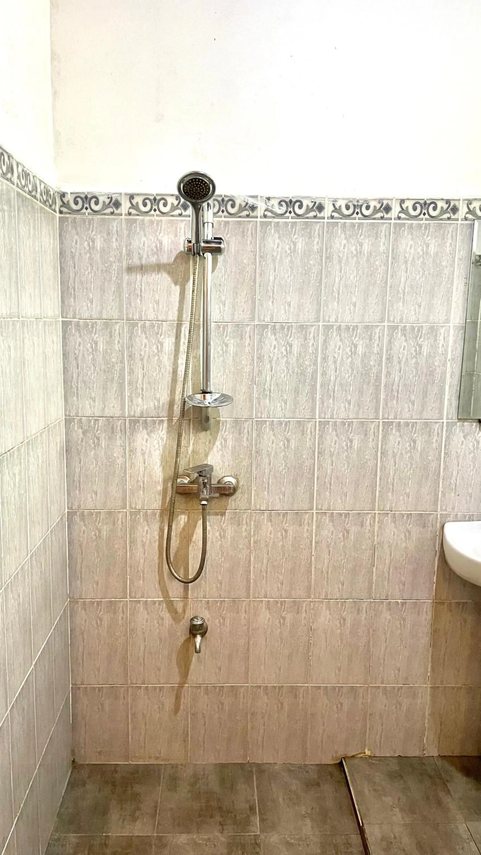 Shower in Maha Royal Hotel