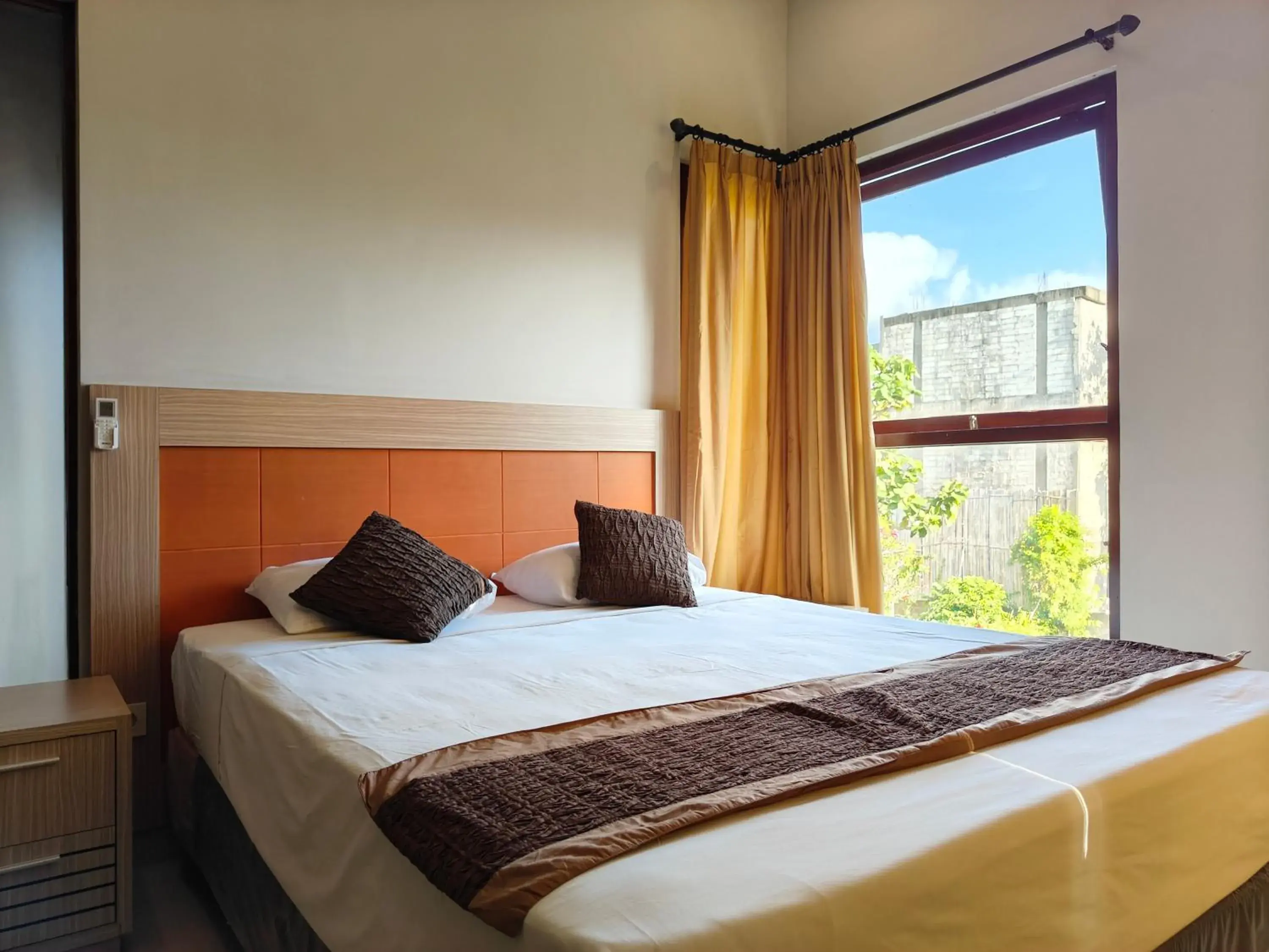 Deluxe Double Room with Bath in Puri Sadewa Balangan Deluxe Double Room with Bath in Puri Sadewa Balangan