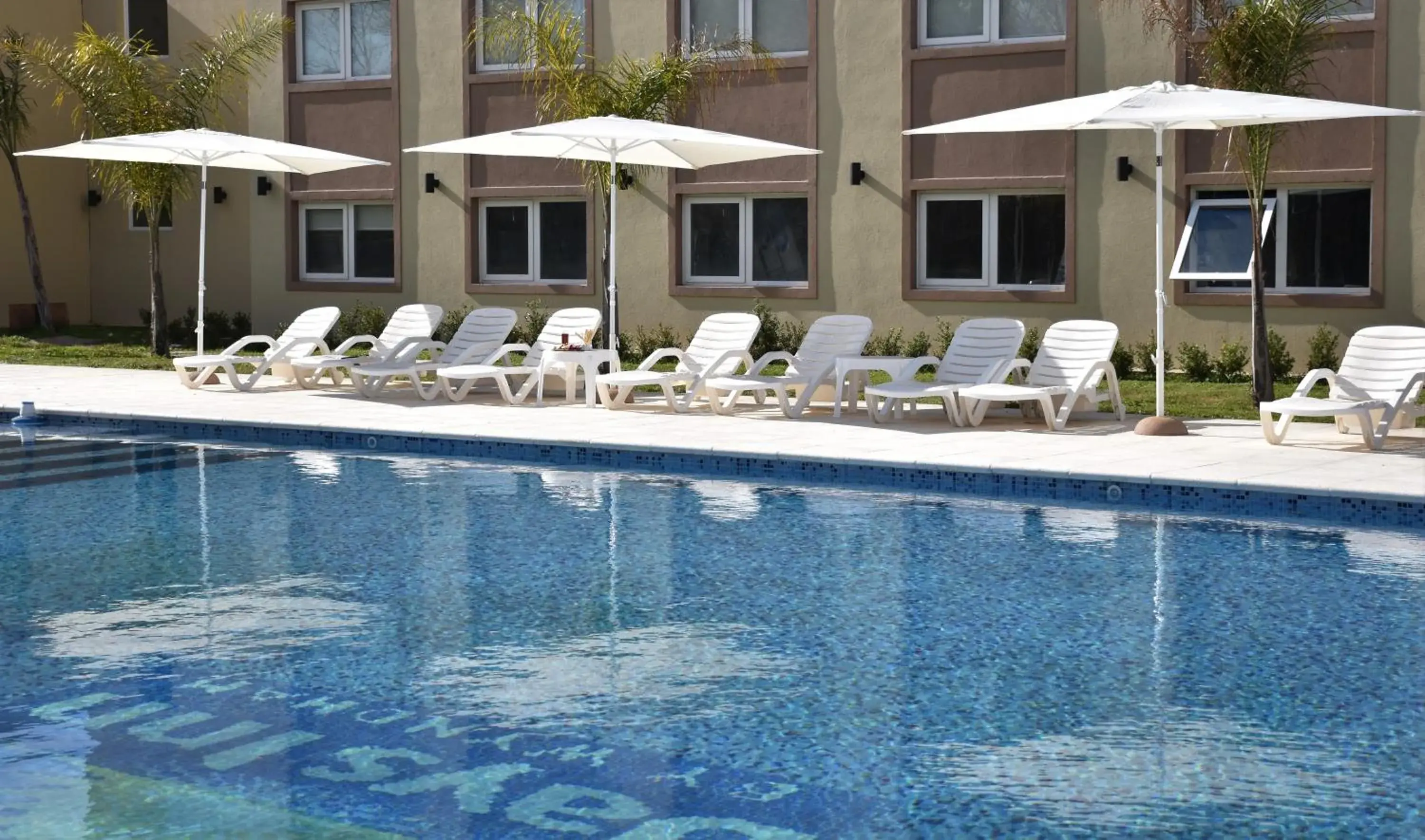 Swimming pool in Days Inn Zarate Swimming pool in Days Inn Zarate