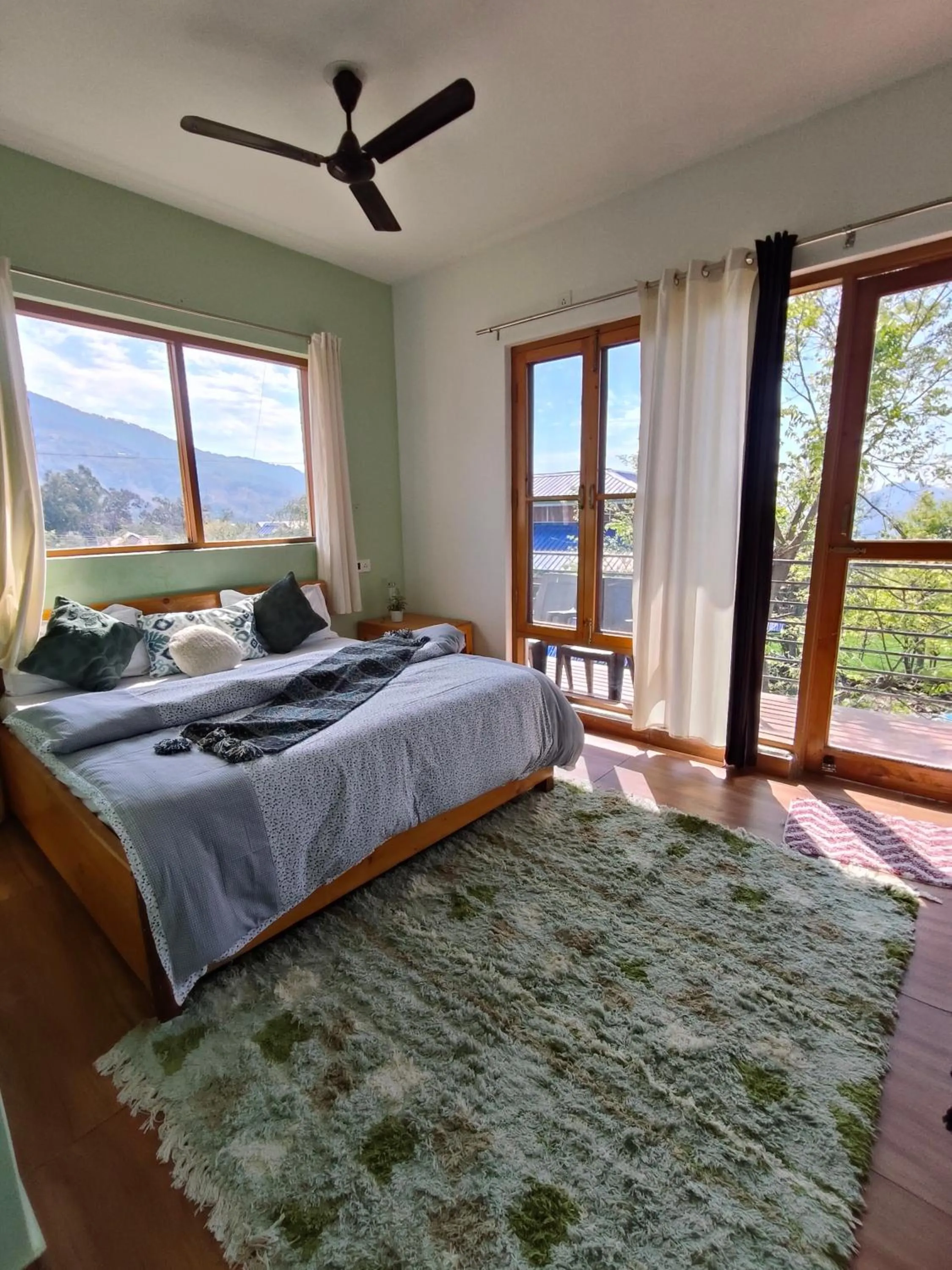 Mountain view, Bed in Flyscape