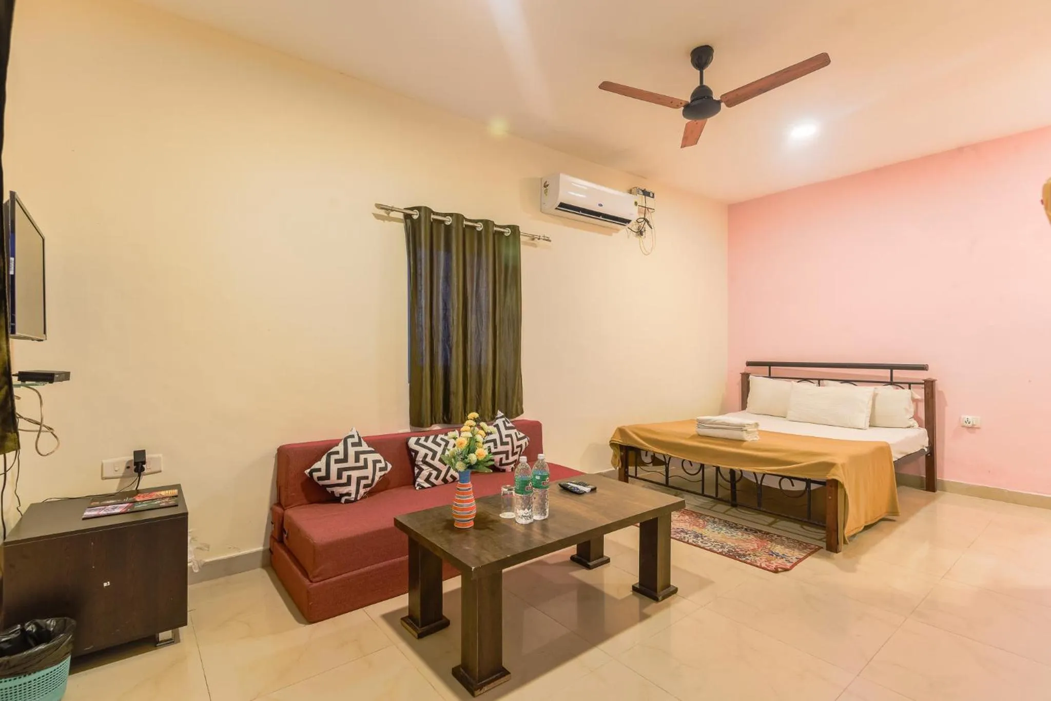 Photo of the whole room, Bed in Grande Ave Maria Resort