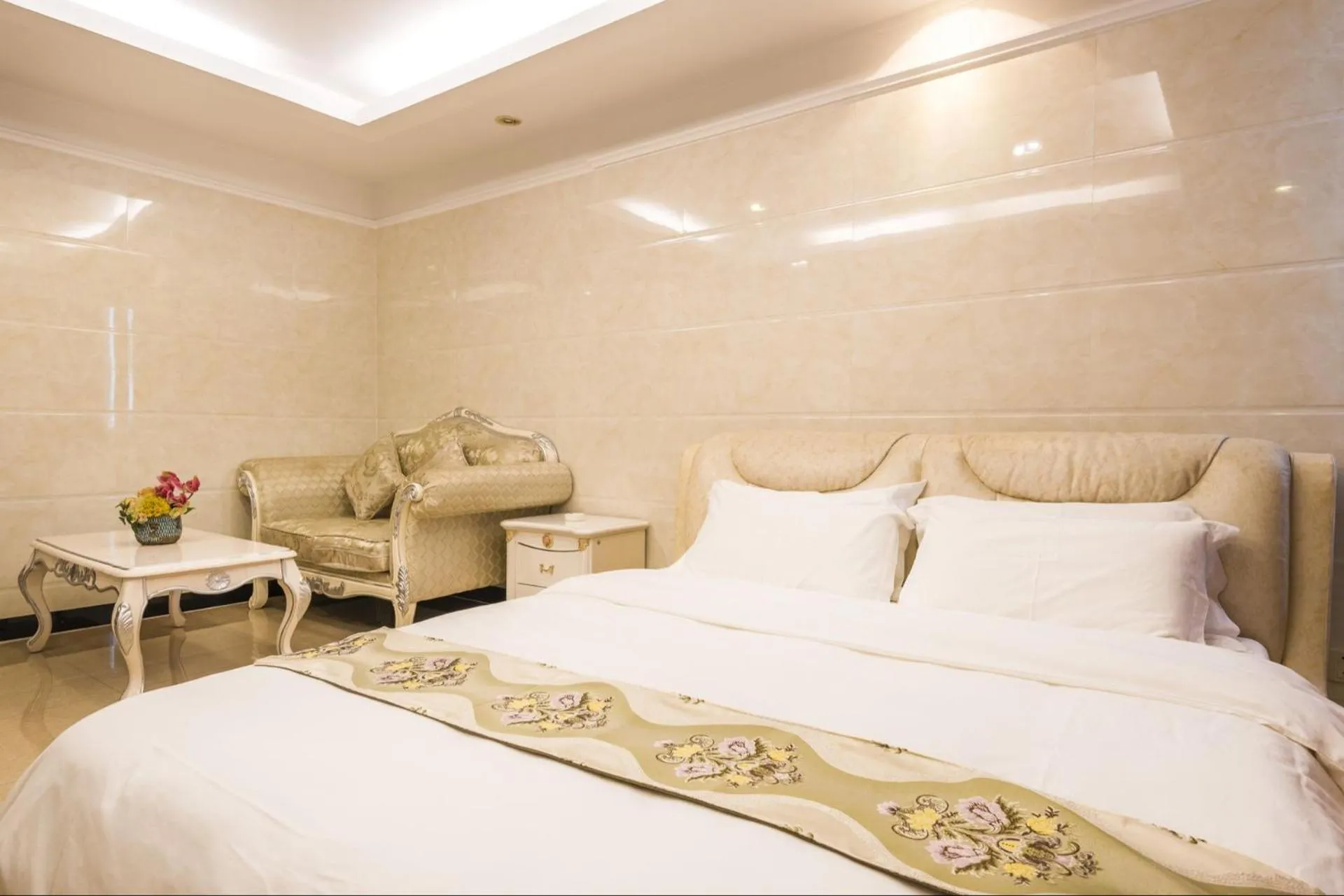 Bed in Grand Continental Apartment