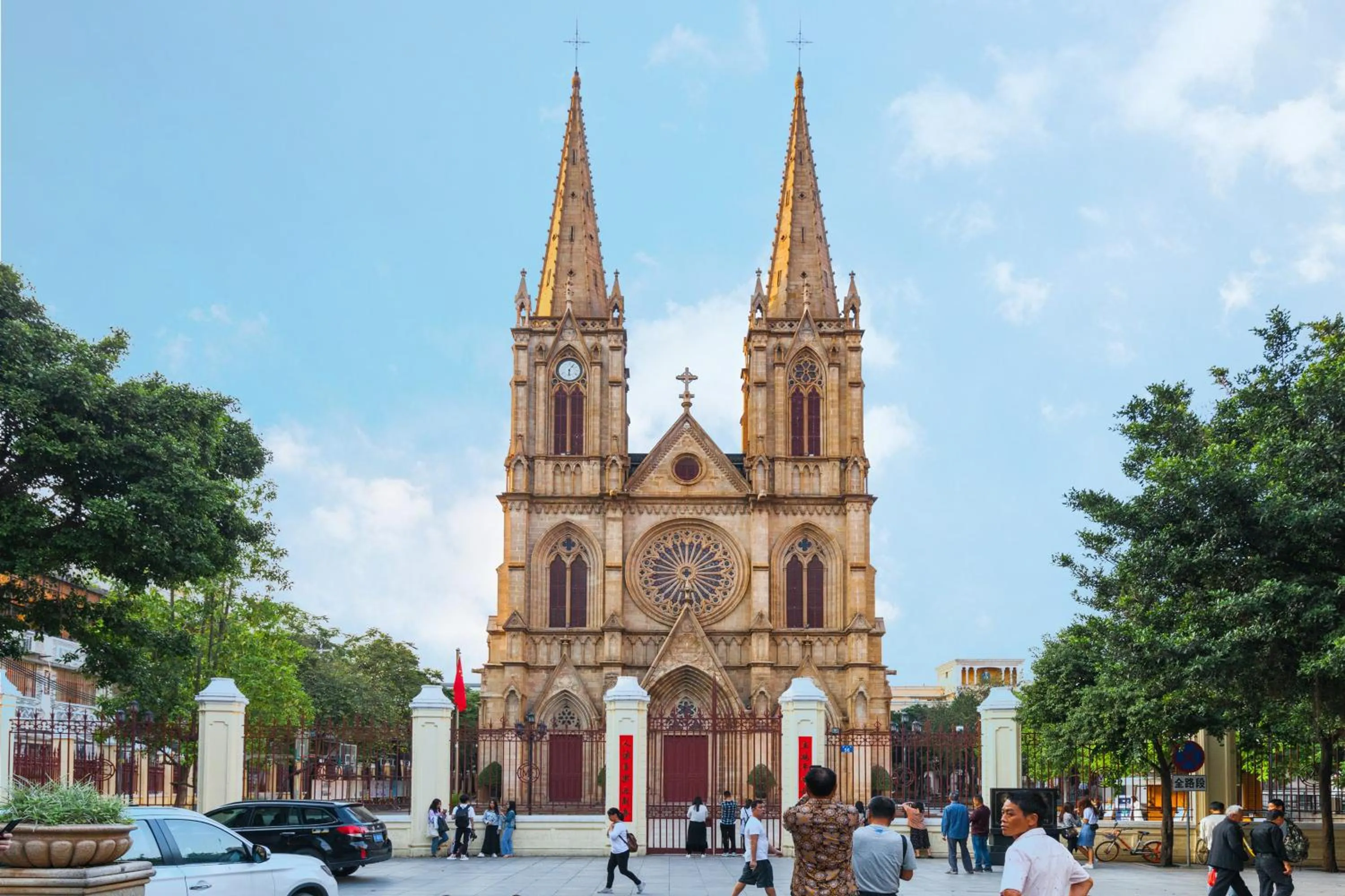 Grand Continental Apartment