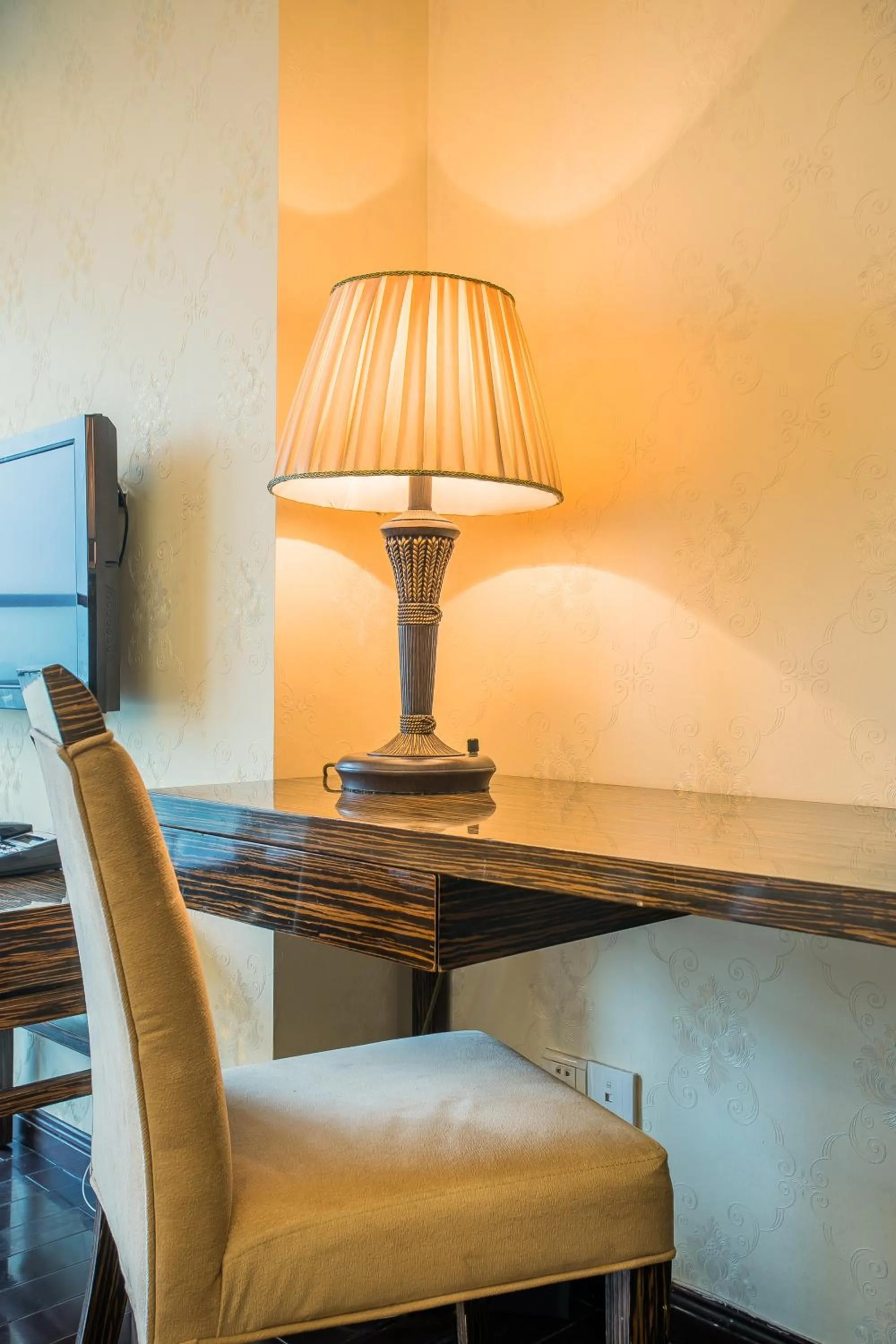 Grand Continental Apartment