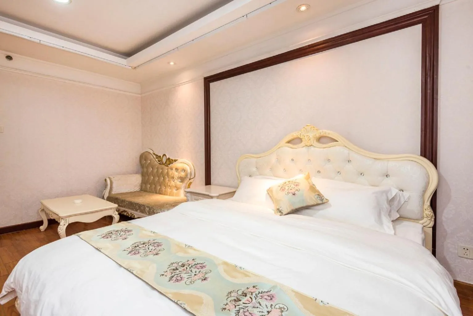 Bed in Grand Continental Apartment