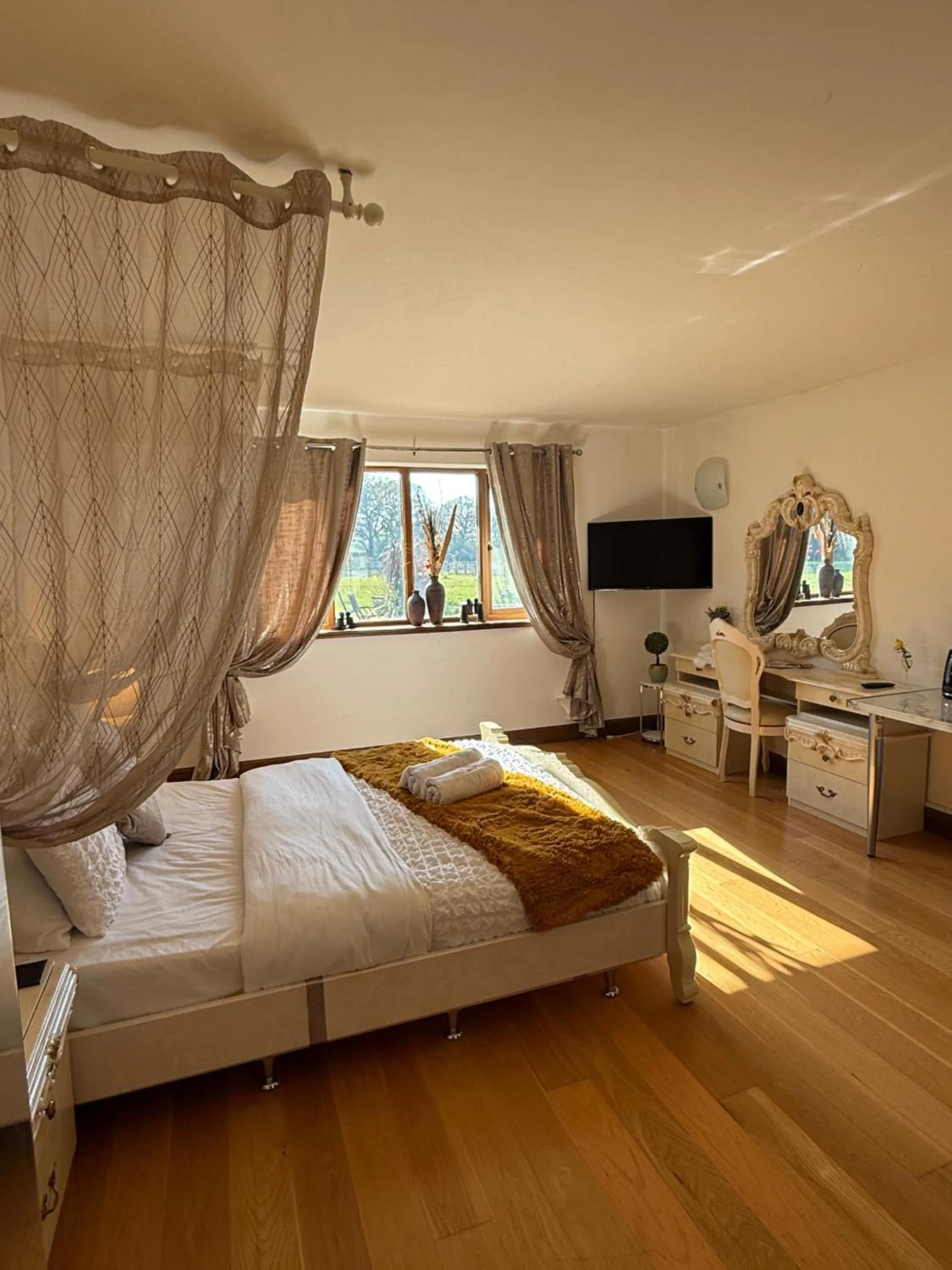 Bedroom, Bed in Barnfields Retreat