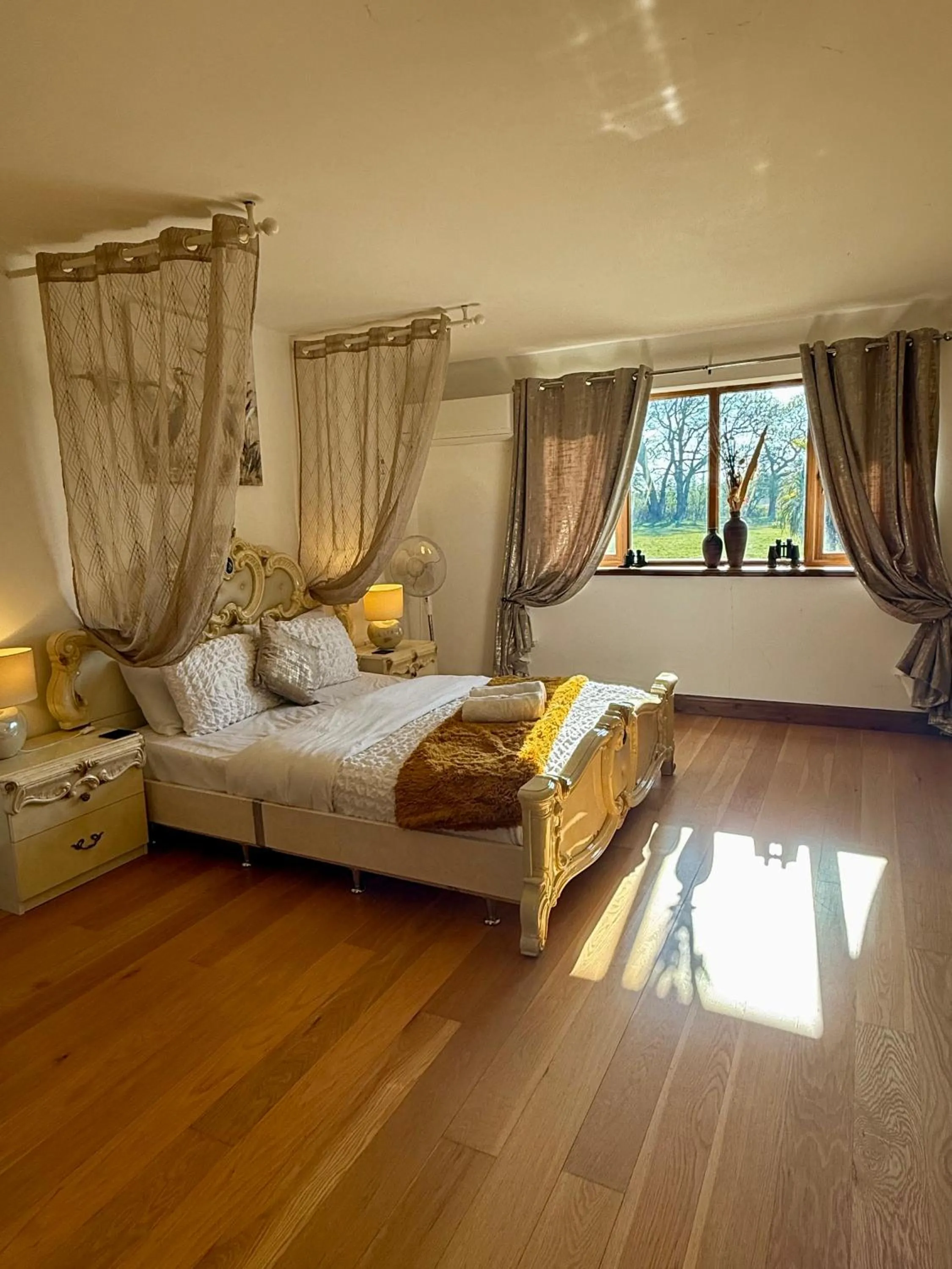 Bedroom, Bed in Barnfields Retreat