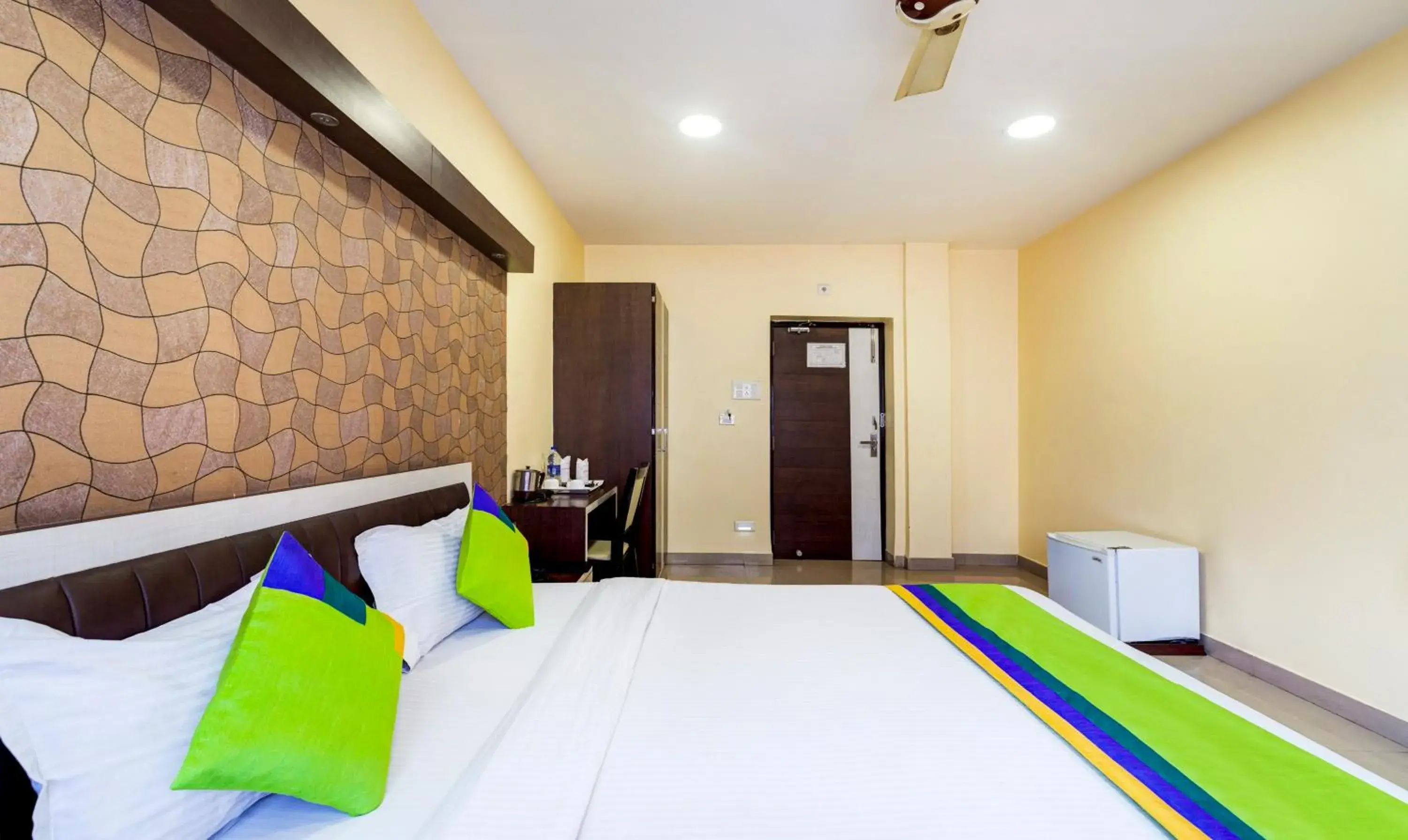 Bedroom, Bed in Treebo Pawan Putra, Kankurgachi Bedroom, Bed in Treebo Pawan Putra, Kankurgachi