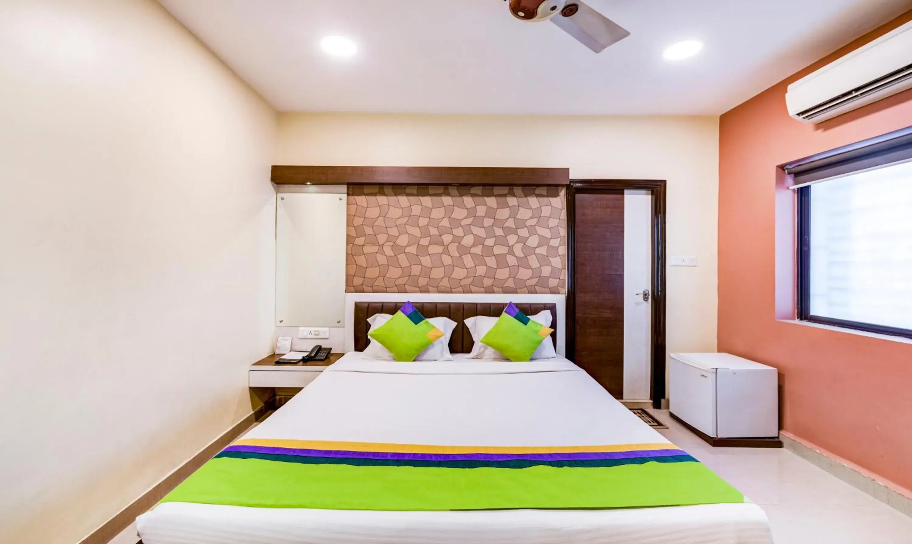 Bedroom, Bed in Treebo Pawan Putra, Kankurgachi Bedroom, Bed in Treebo Pawan Putra, Kankurgachi