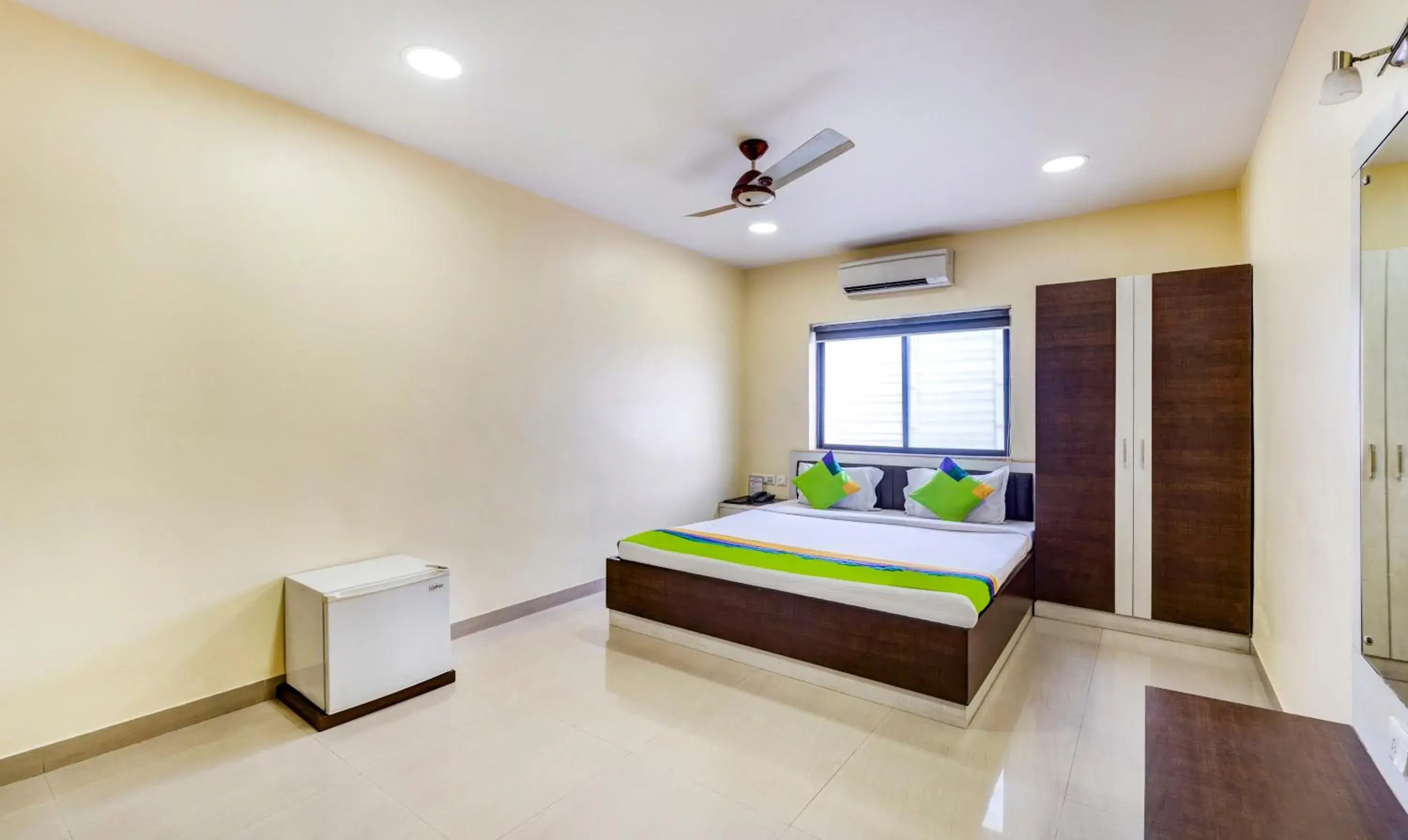 Bedroom, Bed in Treebo Pawan Putra, Kankurgachi Bedroom, Bed in Treebo Pawan Putra, Kankurgachi