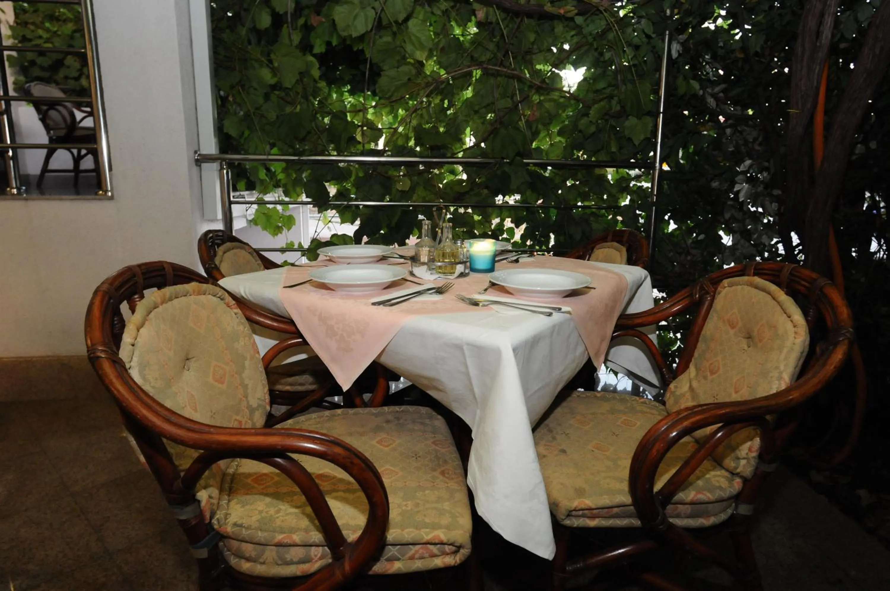 Restaurant/places to eat in Hotel Anita