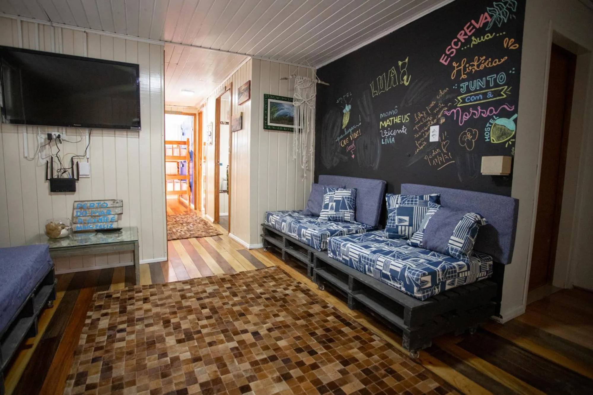 Communal lounge/ TV room in Hostel Butiá