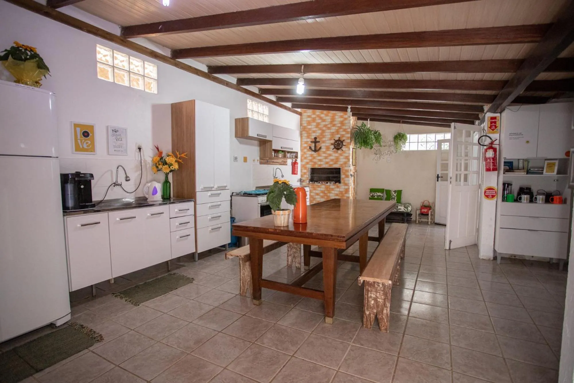 Communal kitchen in Hostel Butiá