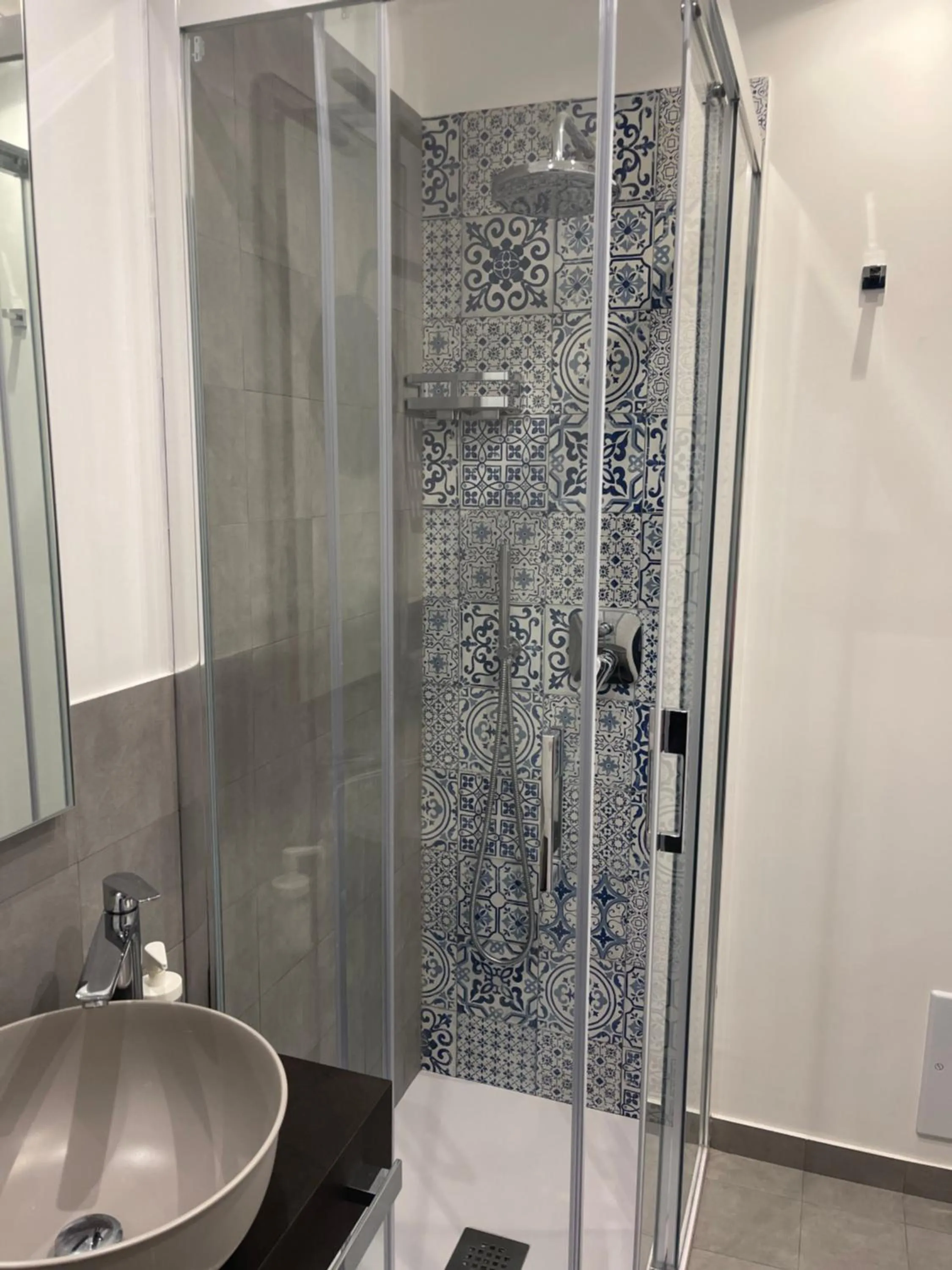 Shower in Sikelia-sicilian rooms