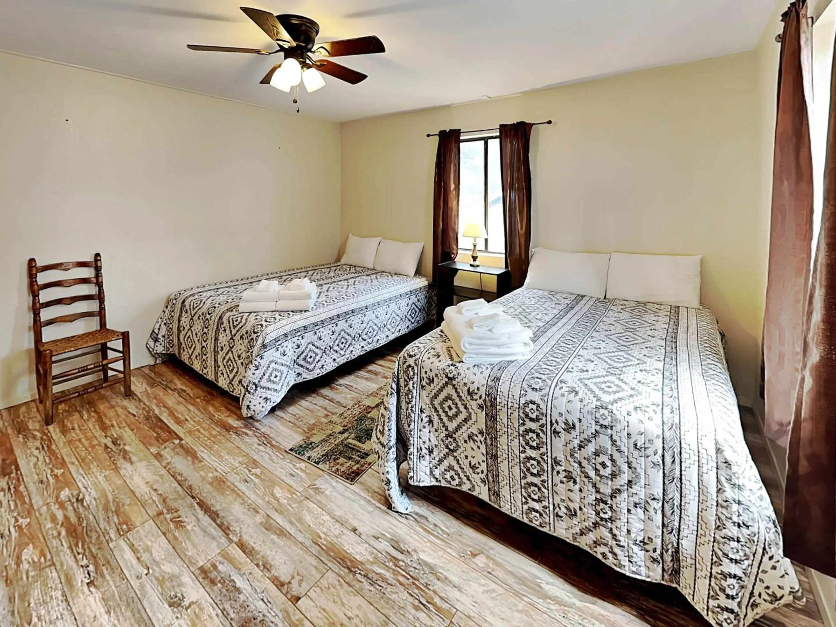 Property building, Bed in Elks Landing