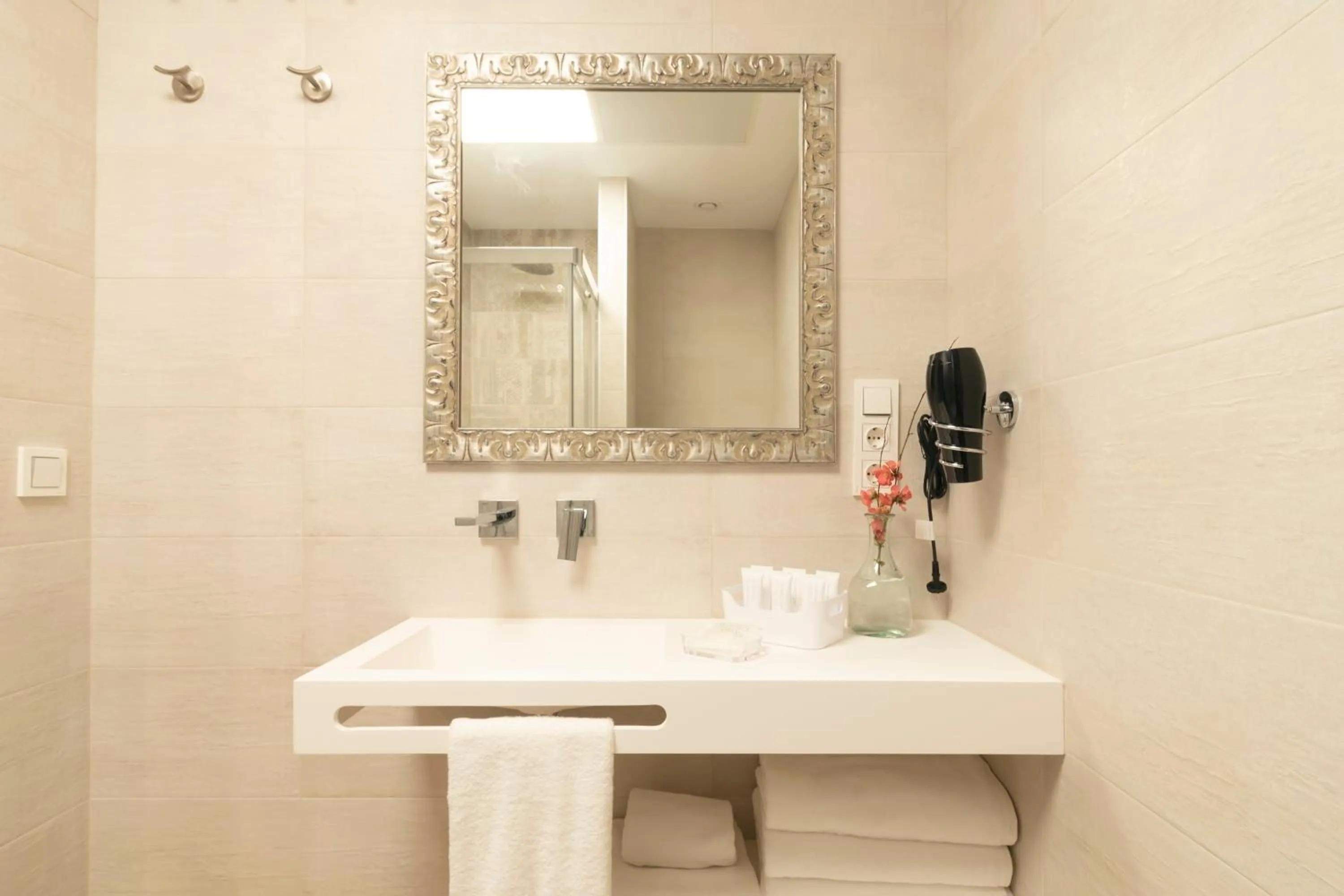 Bathroom in Palacete 1620, Premium Suites, Only adults