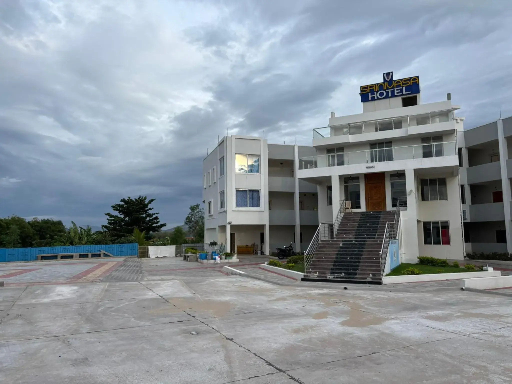 Property building in Srinivasa Hotel Property building in Srinivasa Hotel