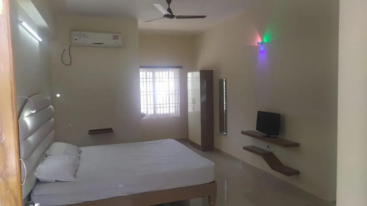 Standard Double Room with Fan in Srinivasa Hotel Standard Double Room with Fan in Srinivasa Hotel