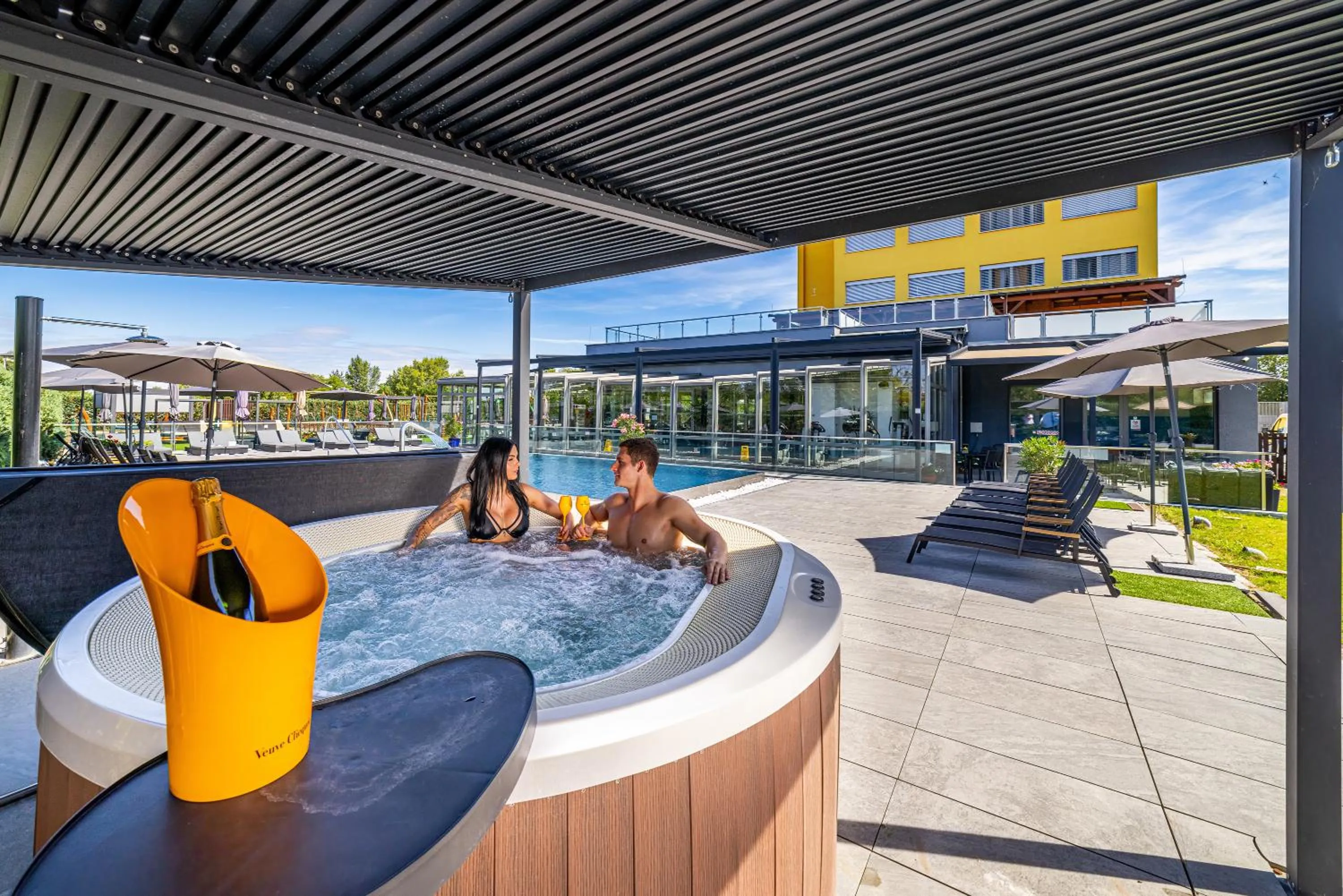 Hot Tub in Hotel Aura Design & Garden Pool