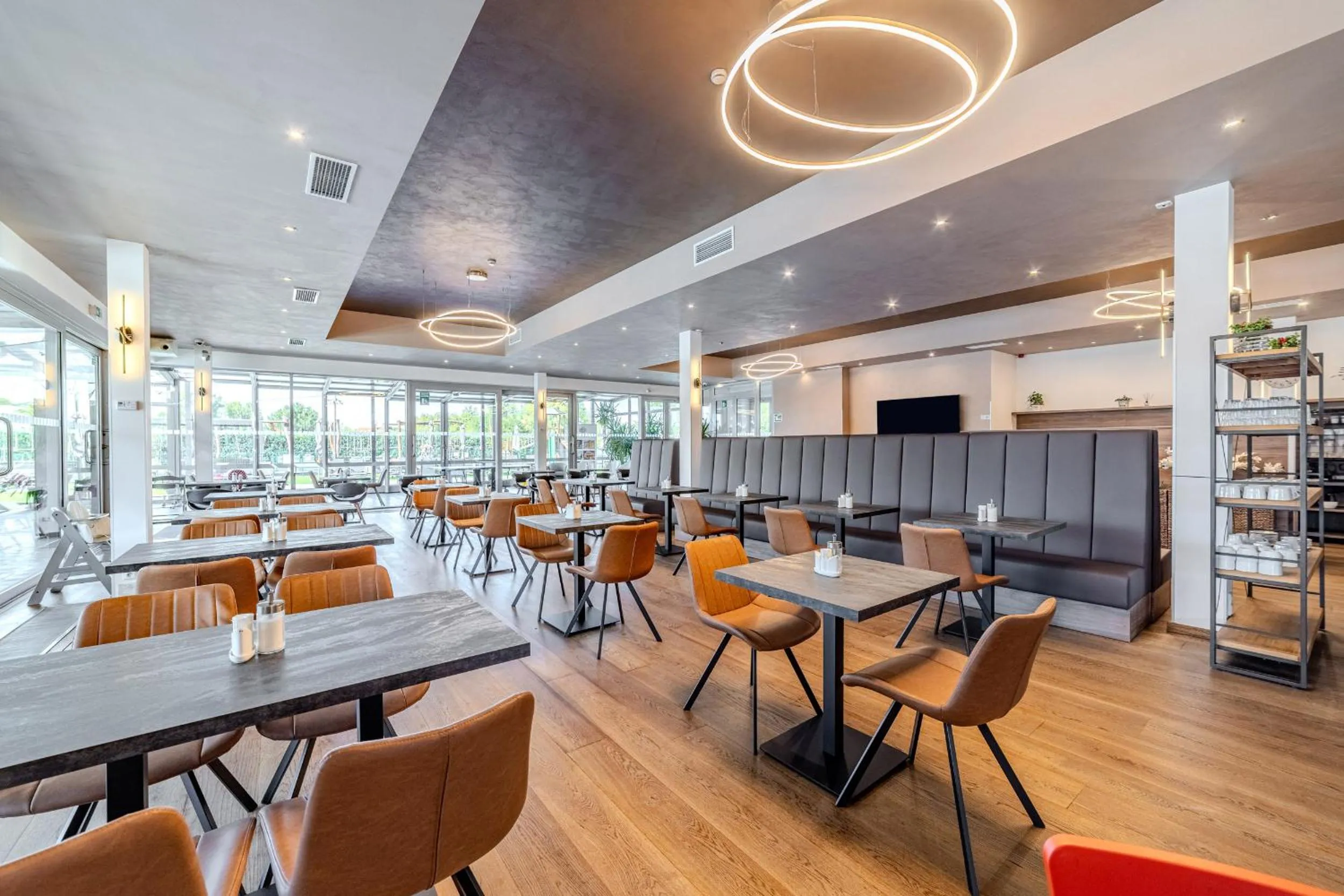 Restaurant/places to eat in Hotel Aura Design & Garden Pool