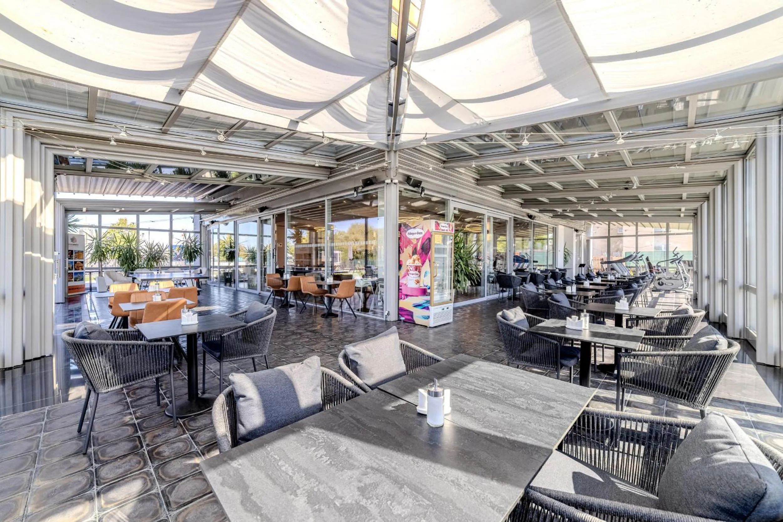 Restaurant/places to eat in Hotel Aura Design & Garden Pool